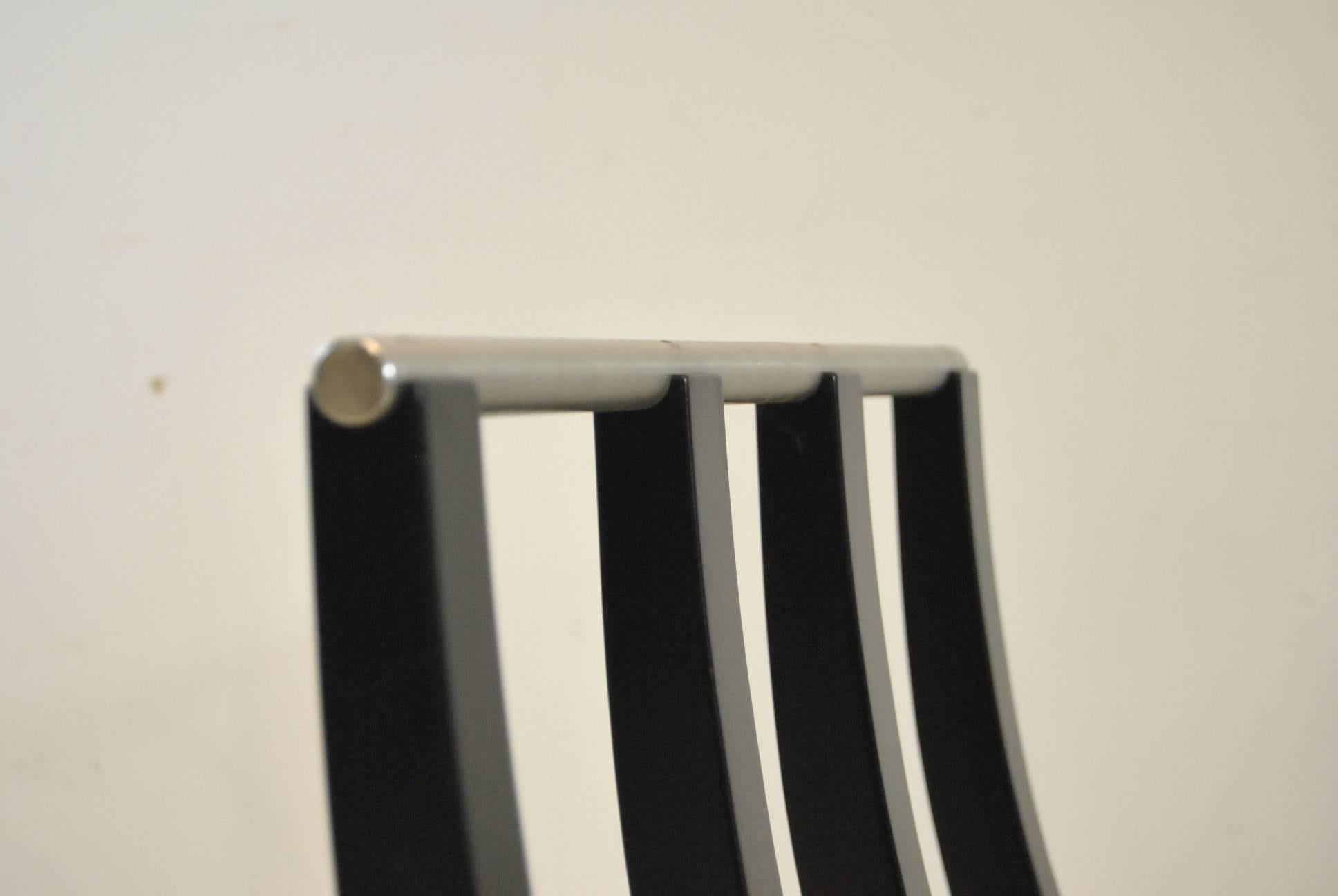Paire de chaises Savonarola en laque noire de style italien en vente 6