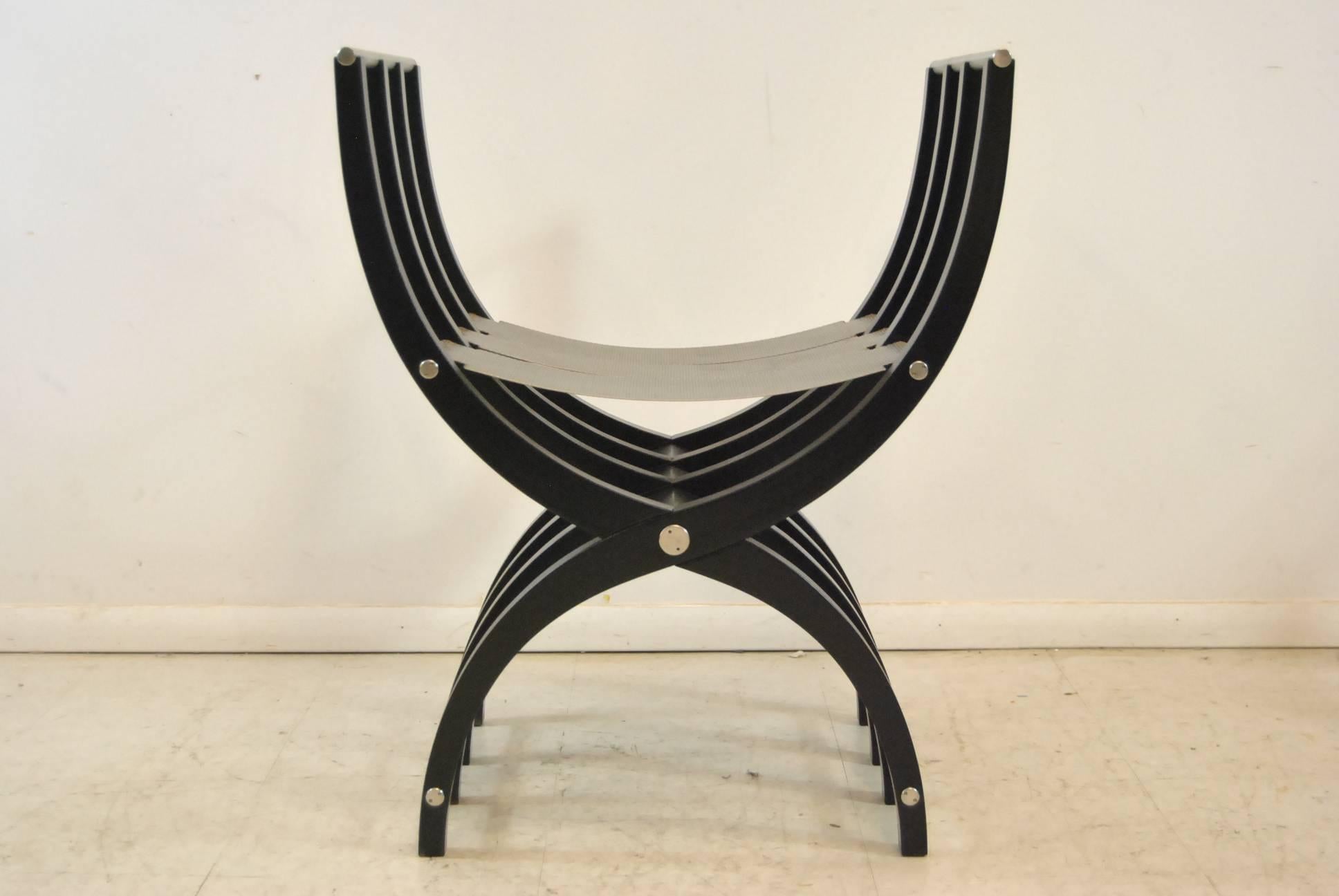 Moderne Paire de chaises Savonarola en laque noire de style italien en vente