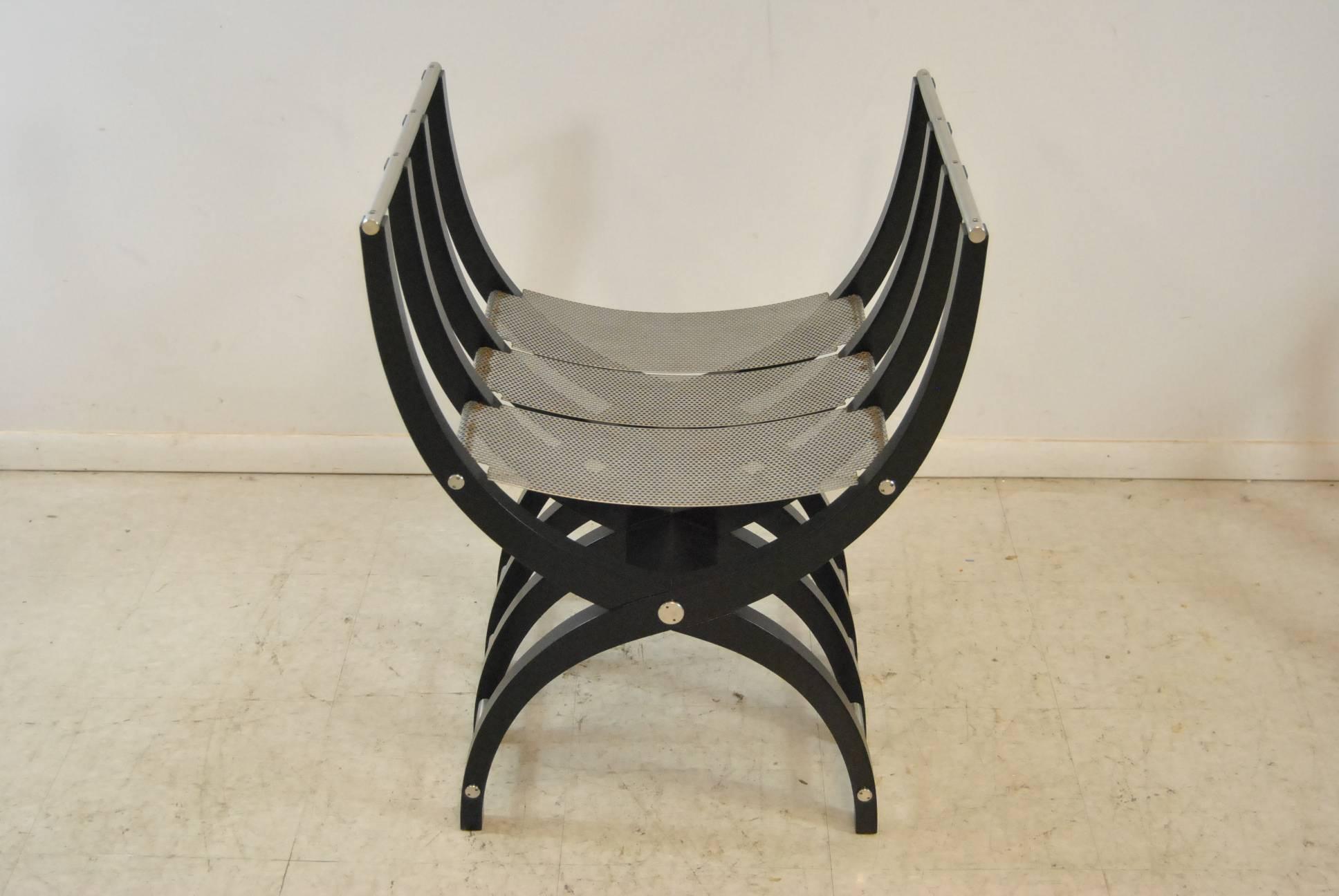 Paire de chaises Savonarola en laque noire de style italien Bon état - En vente à Toledo, OH