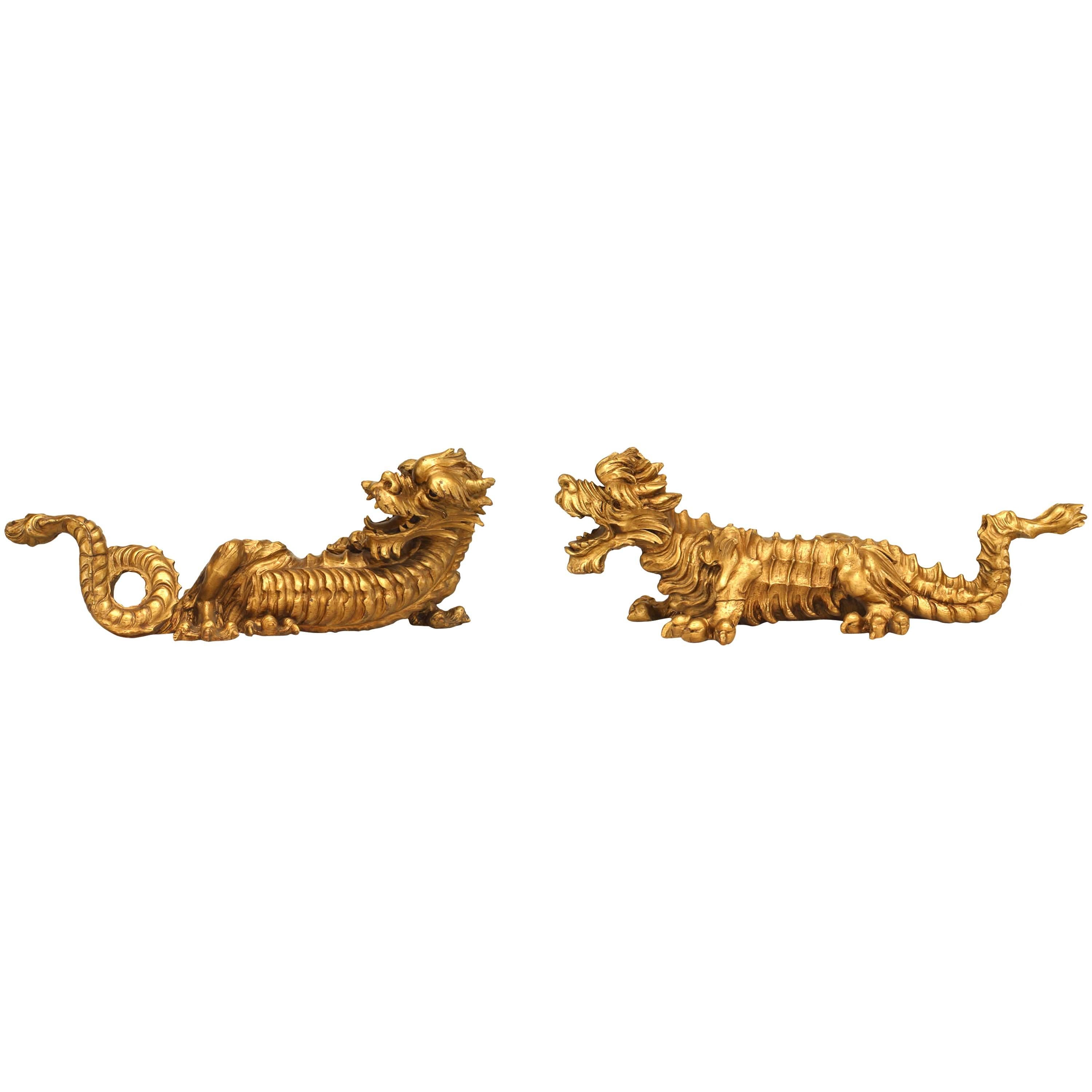 Paire de dragons italiens sculptés et peints en or