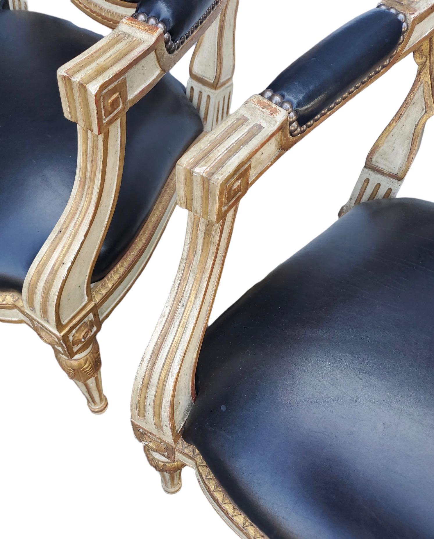 Un paio disponibile.  Rivestito in pelle nera.  Dipinto a mano con dettagli in foglia d'oro 22k.  Molto confortevole.