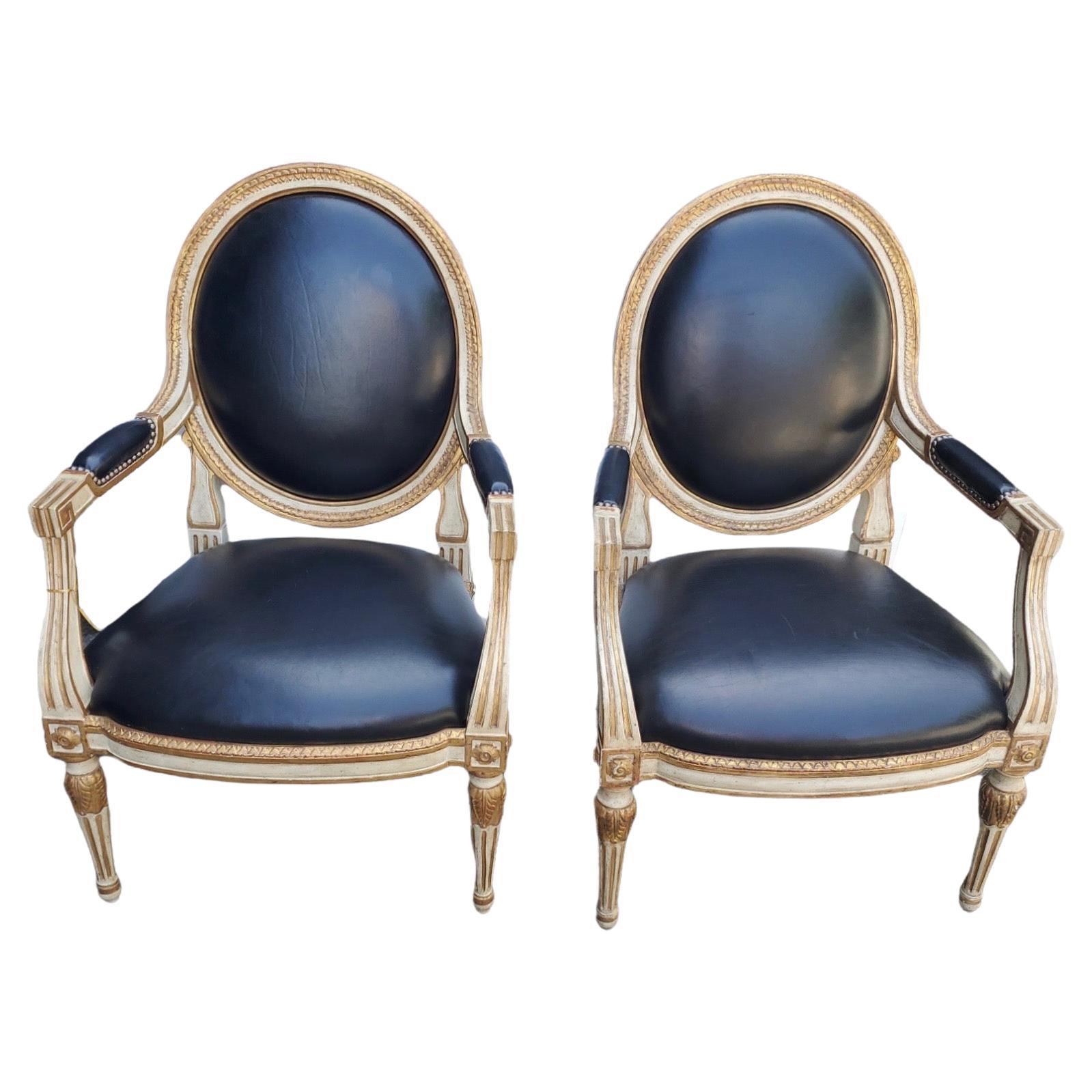 Ein Paar Denis-Leen-Sessel im italienischen Stil im Angebot