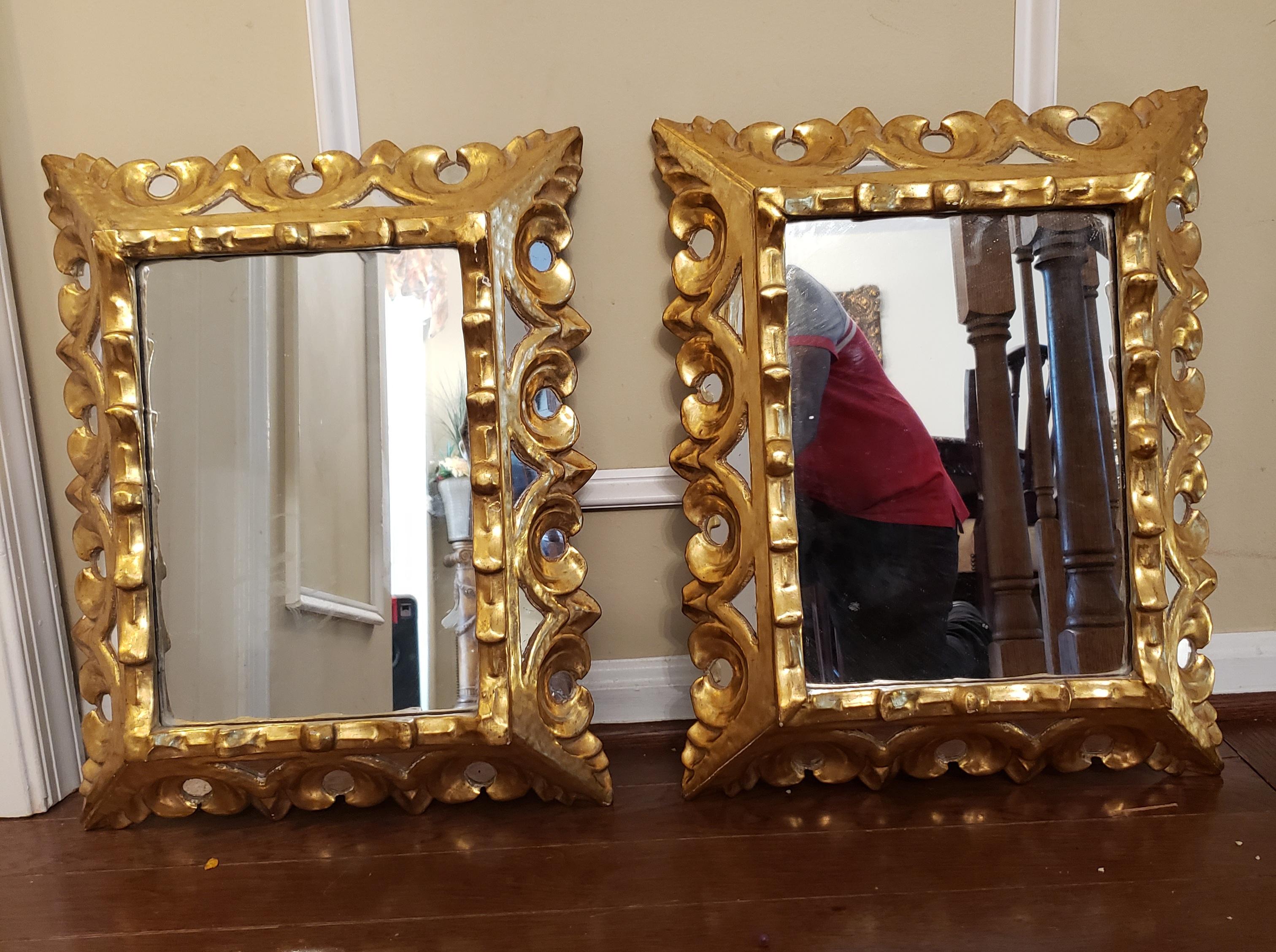 Zwei Spiegel mit Goldholzrahmen und Spiegeleinsätzen im italienischen Stil, ca. 1940er Jahre. Rahmen aus Massivholz.
Vergoldete Arbeiten in gutem Zustand.
Messen Sie 15,75 