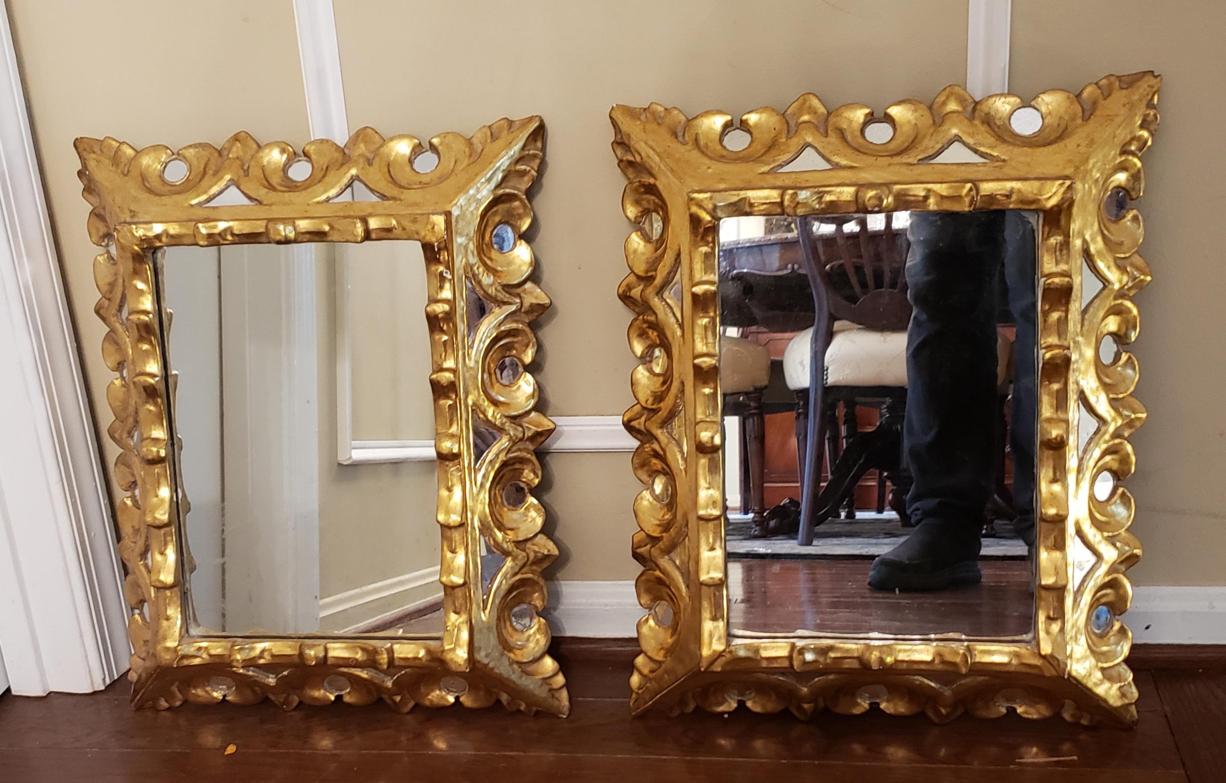 Italiano Coppia di specchi con cornice in legno dorato e inserti a specchio in stile italiano, circa anni '40 in vendita