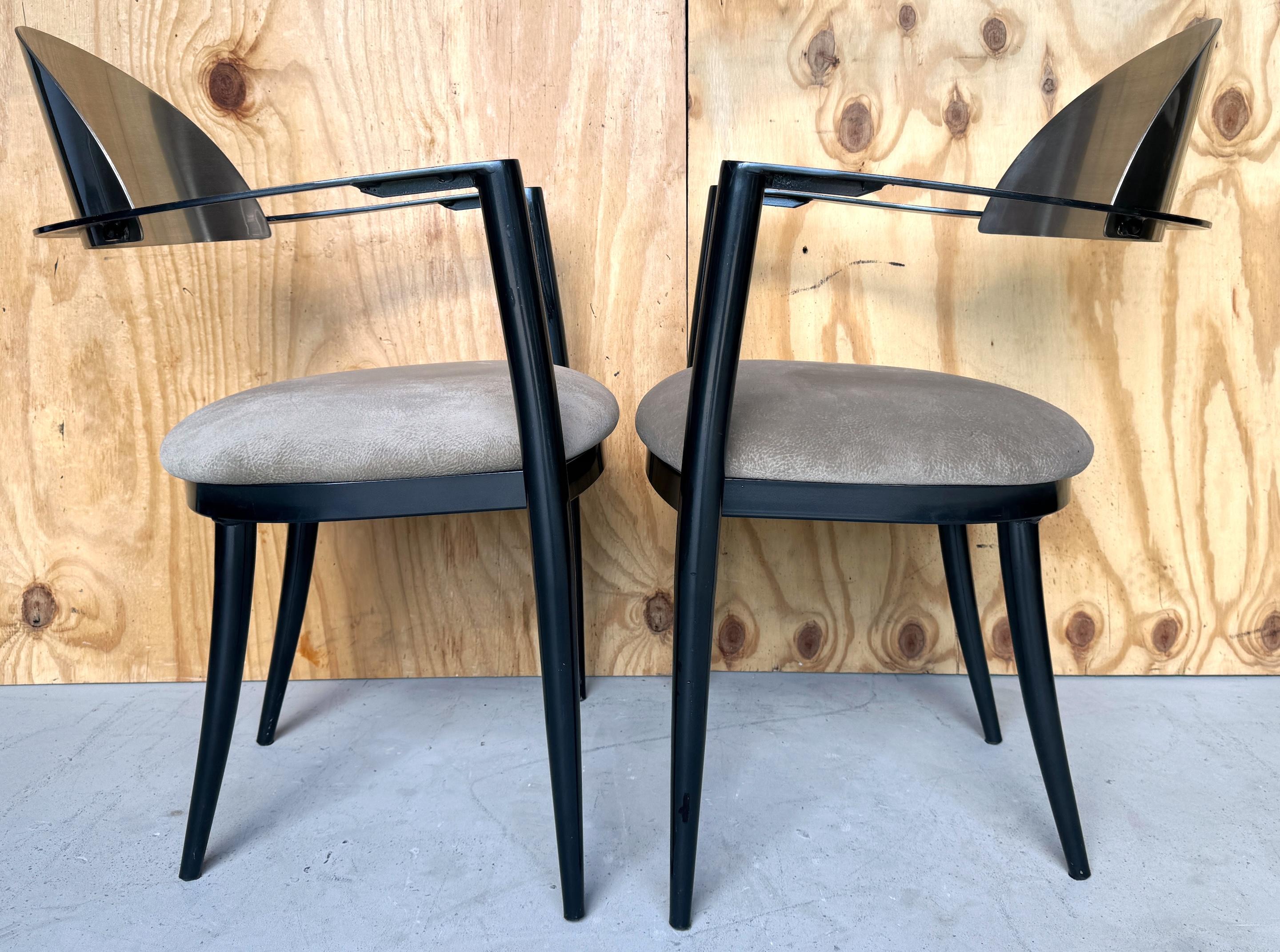 Paire de chaises à accoudoirs post-modernes de style italien, polies et émaillées de noir
Circa 1980

Une paire frappante de fauteuils postmodernes de style italien des années 1980, combinant l'acier poli et les finitions émaillées noires. Chaque