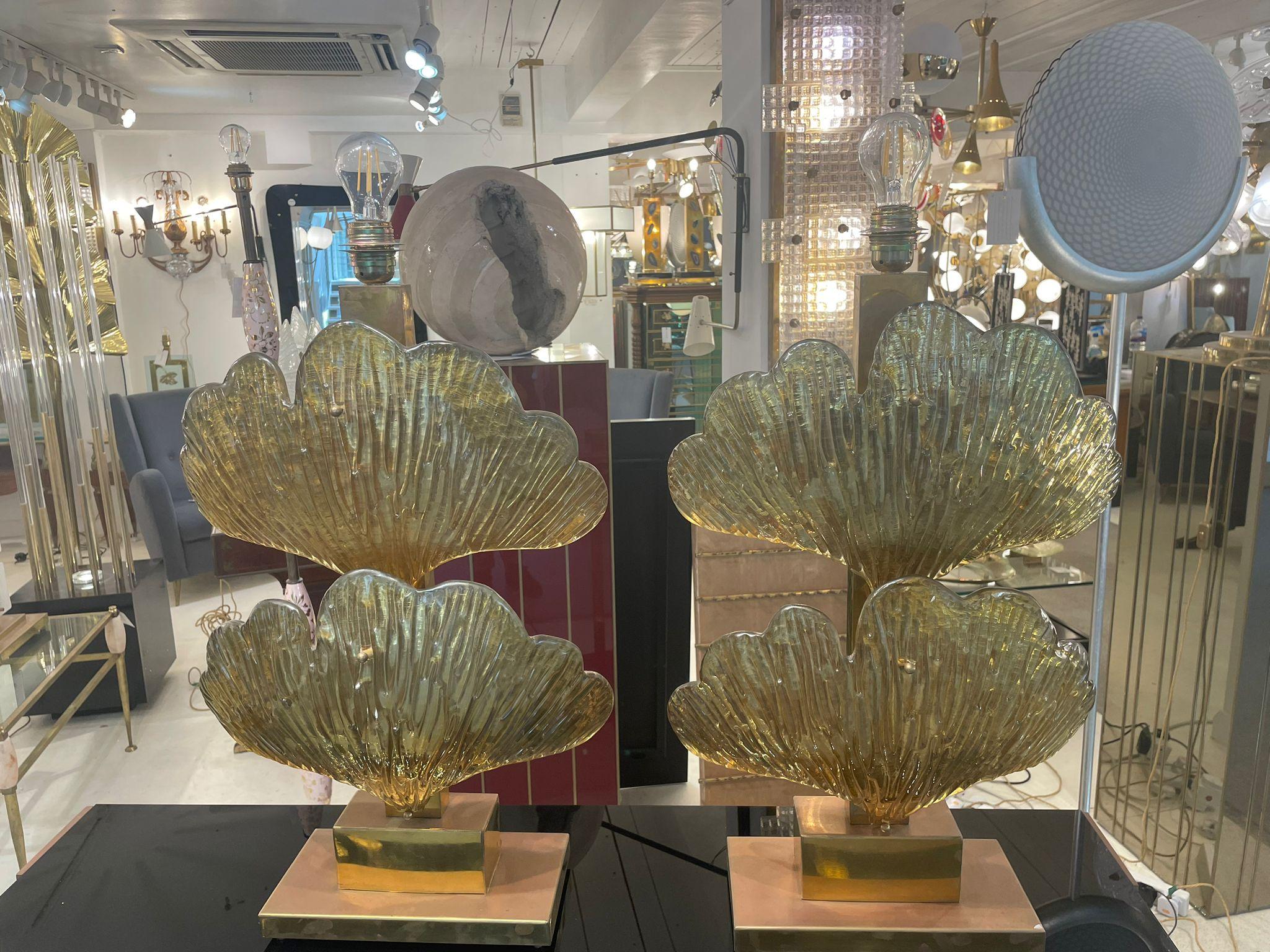 An outstanding decorative pair of tall Italian Ginkgo table lamps in Murano glass mounted on brass, circa 1980.