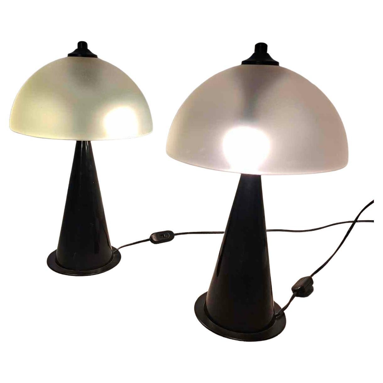 Elégante paire de lampes de table conçues et produites par Vistosi en Italie dans les années 1980. Chaque lampe présente une base conique en métal laqué noir brillant, associée à un large dôme en verre satiné qui diffuse une lumière douce et