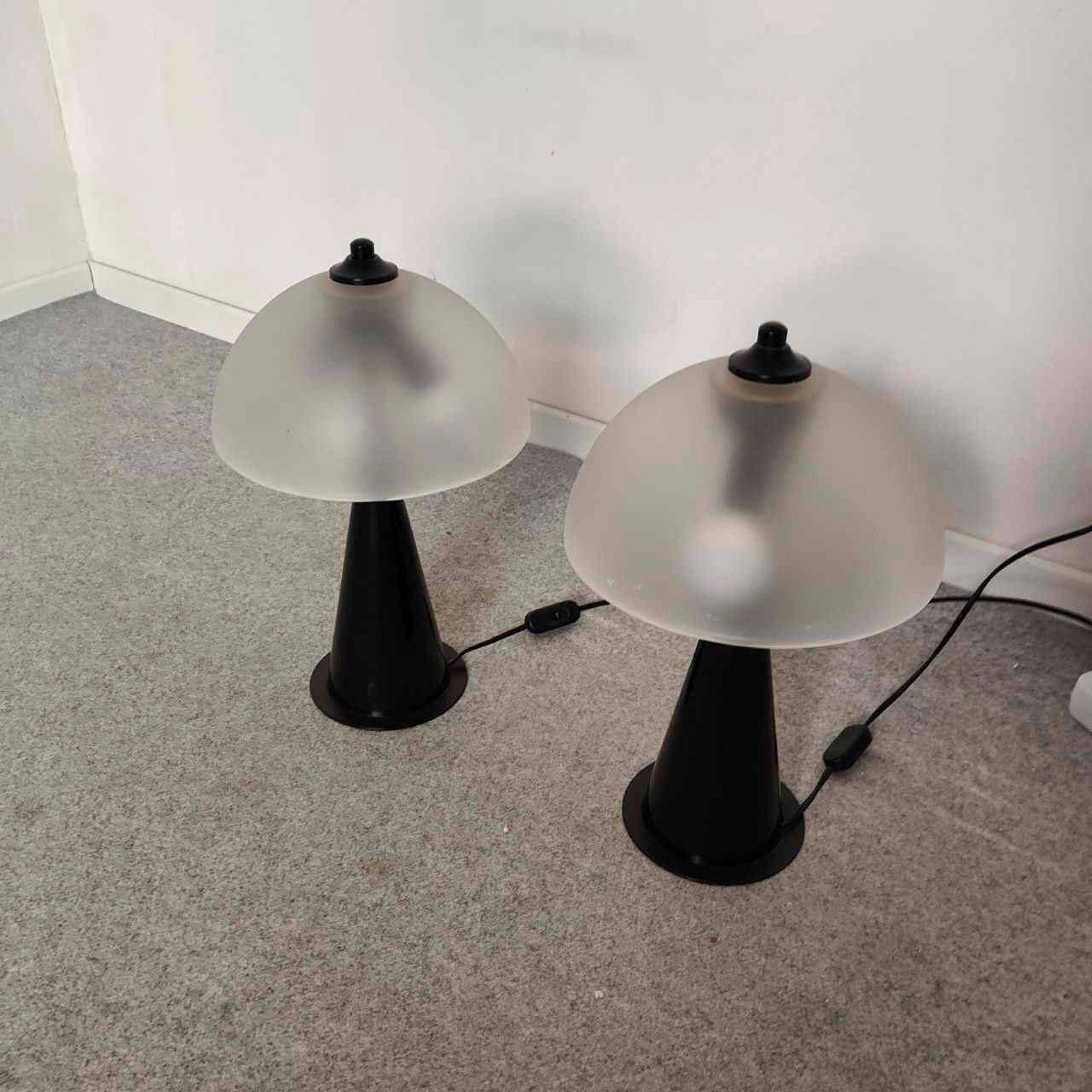 Mid-Century Modern Paire de lampes de table italiennes en verre et noir par Vistosi, années 1980 en vente