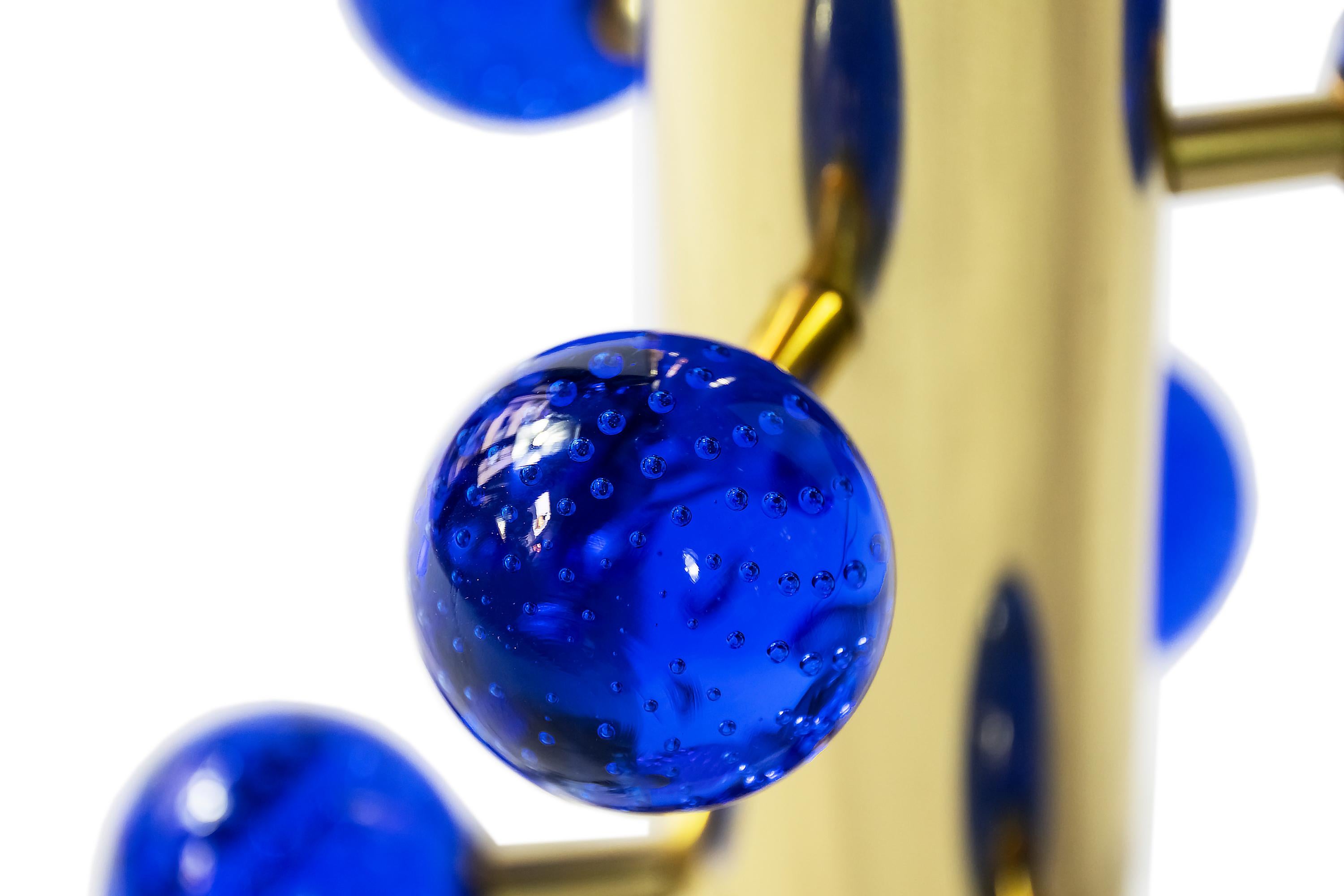Paar italienische Tischlampen aus Messing und blauem Muranoglas (21. Jahrhundert und zeitgenössisch) im Angebot