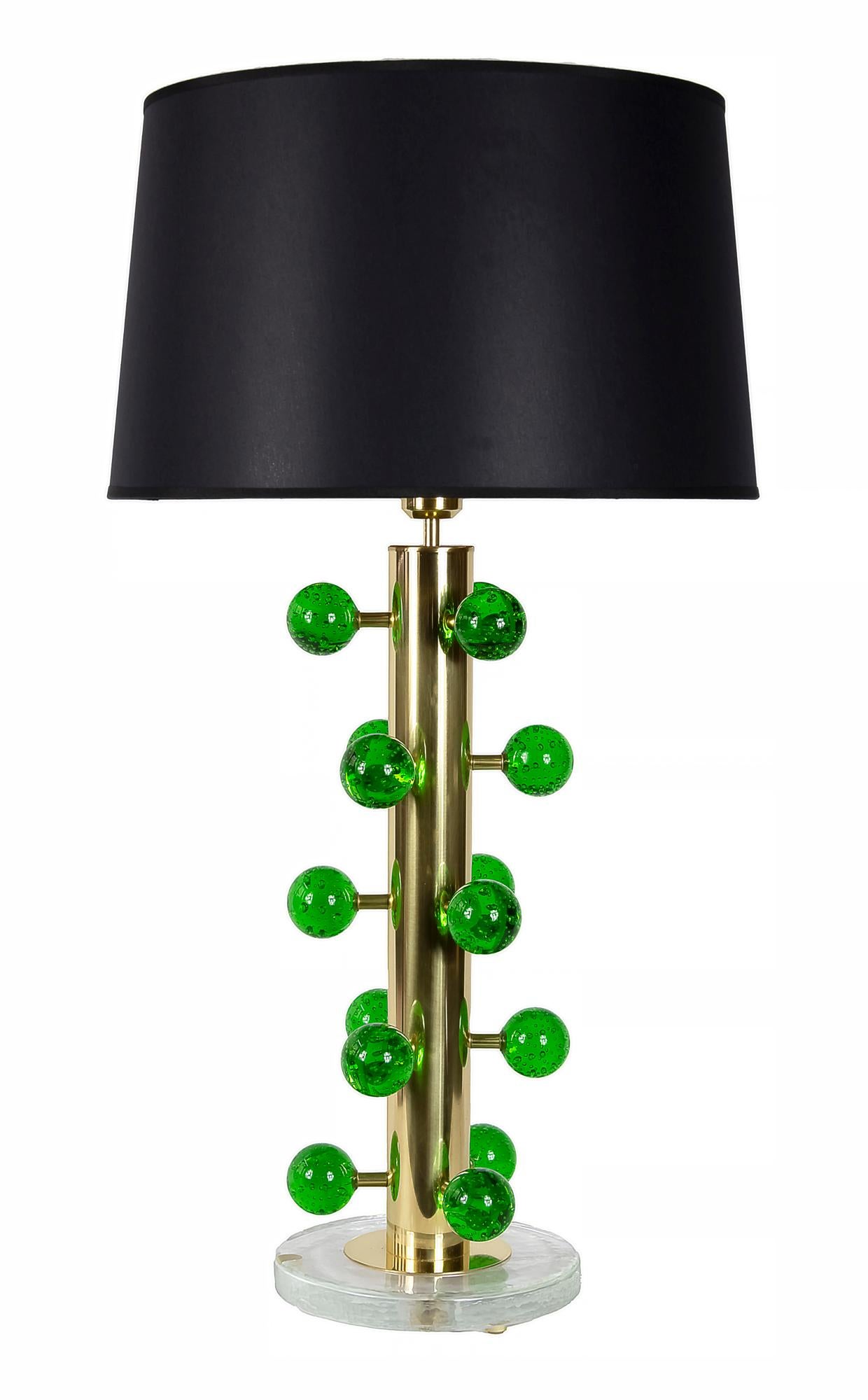 Paar italienische Tischlampen aus Messing und grünem Muranoglas (Italienisch) im Angebot