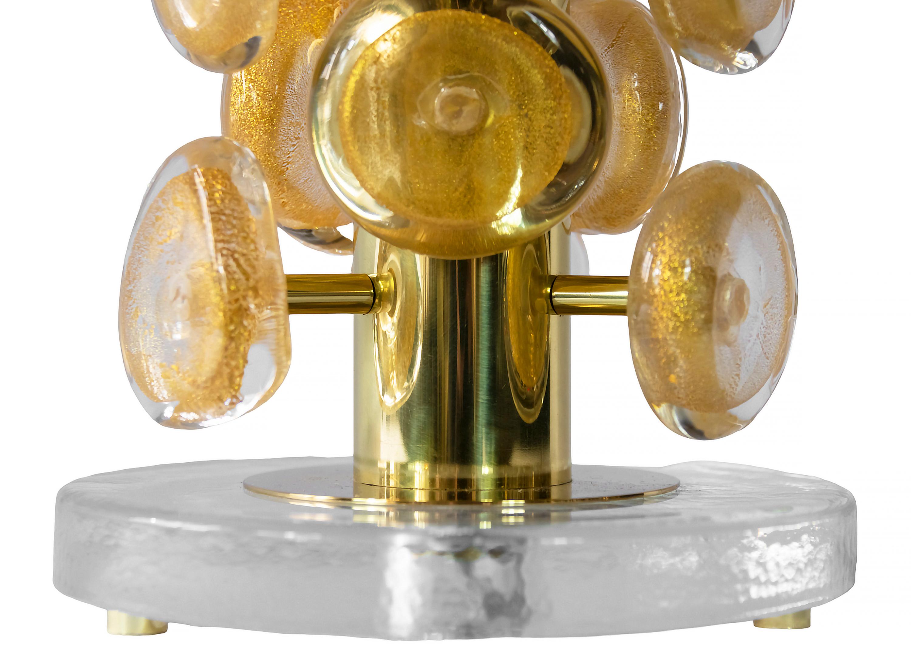 Ottone Coppia di lampade da tavolo italiane in ottone e vetro di Murano in vendita