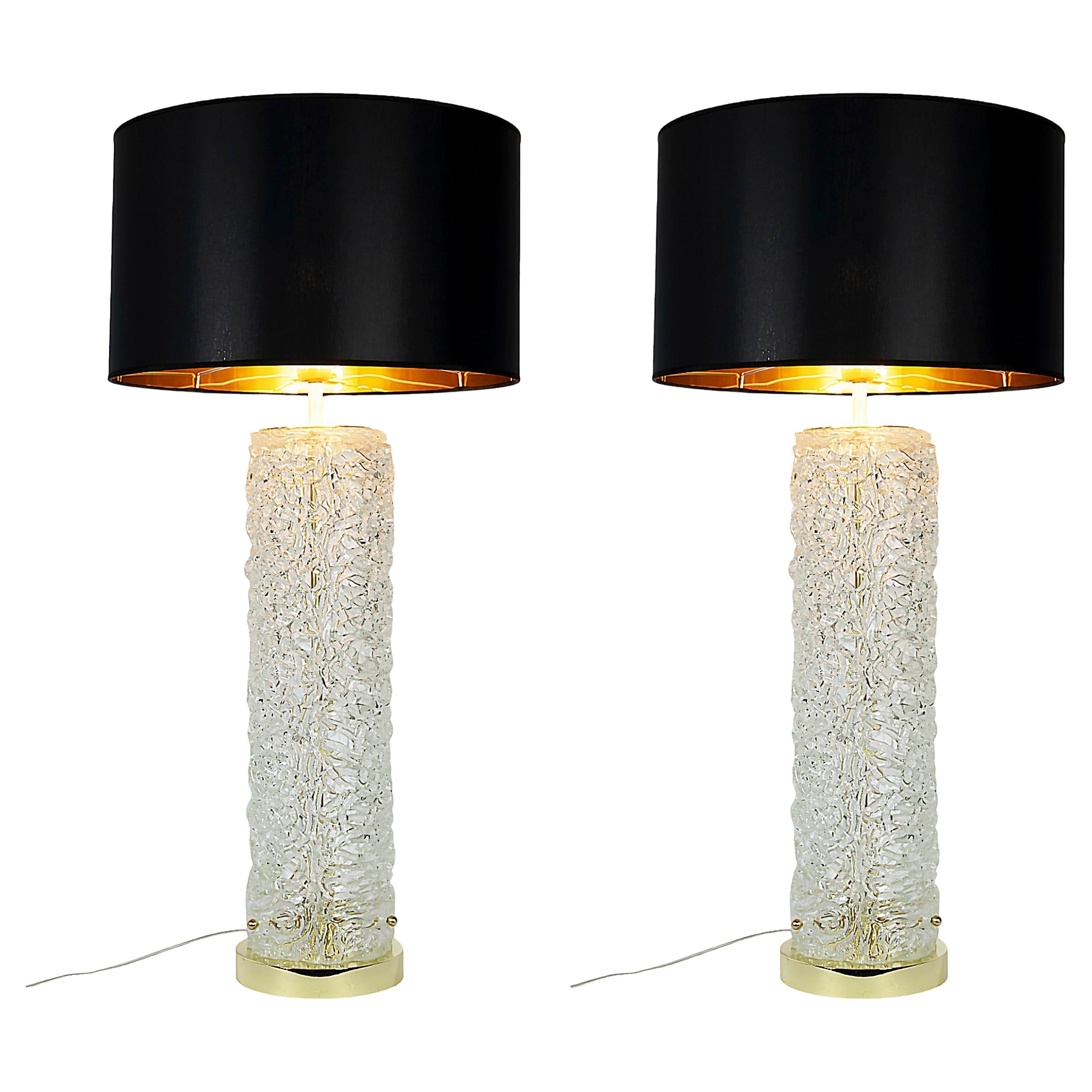 Ein Paar italienische Tischlampen aus Messing und durchbrochenem Murano-Glas im Angebot