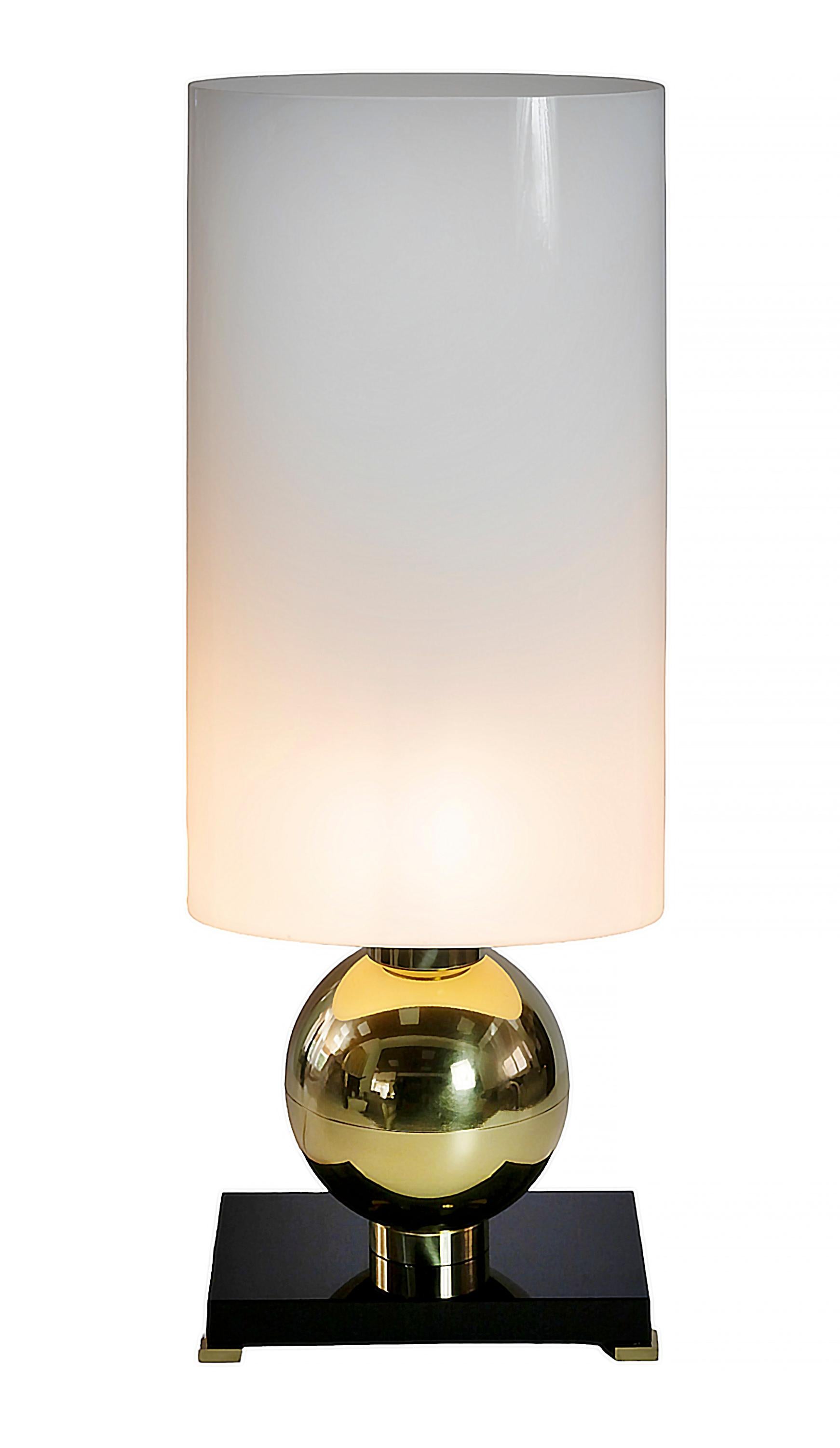 Ein Paar italienische Tischlampen aus Messing, Sockel und Lampenschirme aus Murano-Glas (Moderne) im Angebot