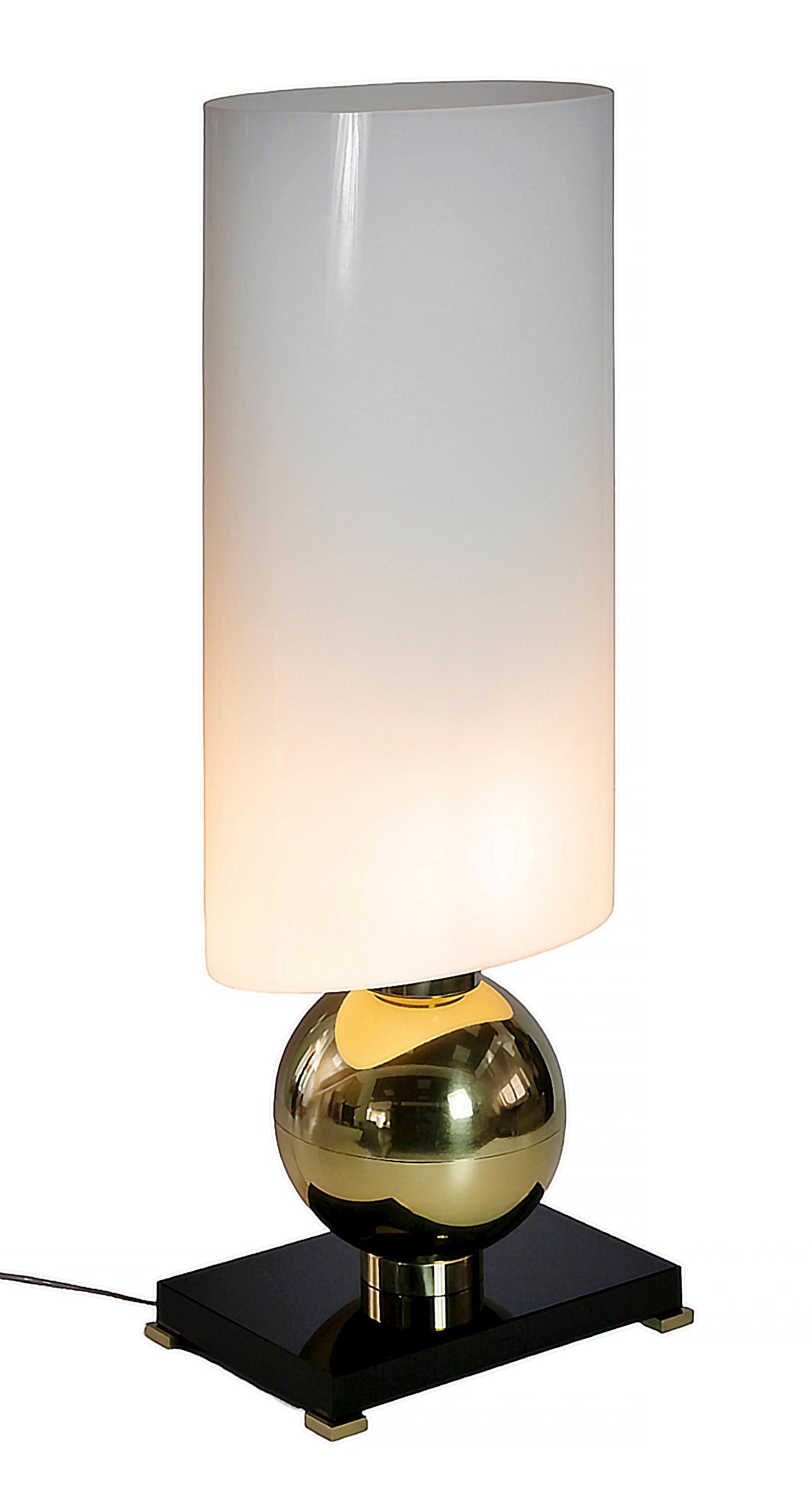 Ein Paar italienische Tischlampen aus Messing, Sockel und Lampenschirme aus Murano-Glas (Italienisch) im Angebot