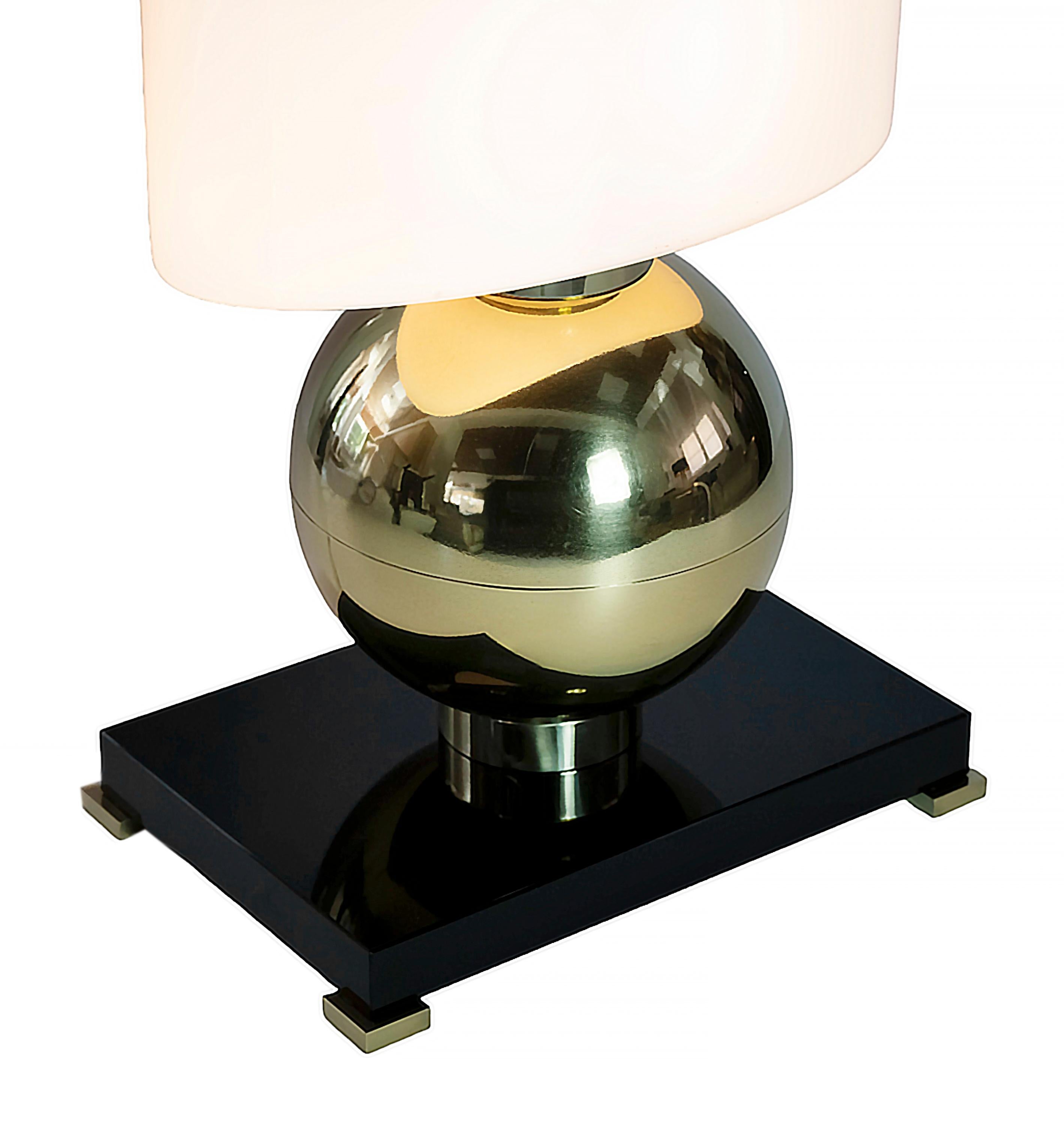 Ein Paar italienische Tischlampen aus Messing, Sockel und Lampenschirme aus Murano-Glas (Handgefertigt) im Angebot