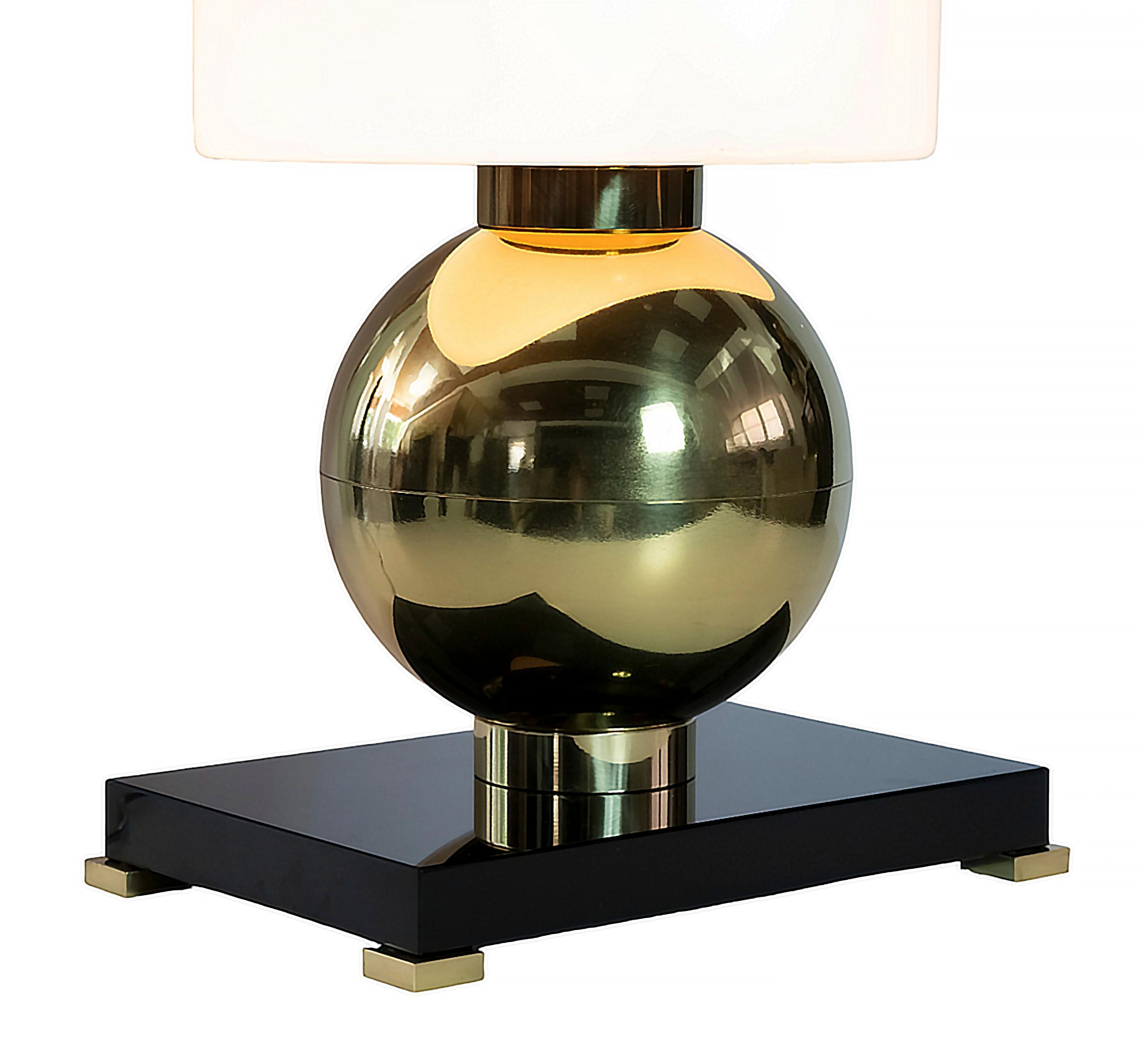 Ein Paar italienische Tischlampen aus Messing, Sockel und Lampenschirme aus Murano-Glas im Zustand „Gut“ im Angebot in Vilnius, LT