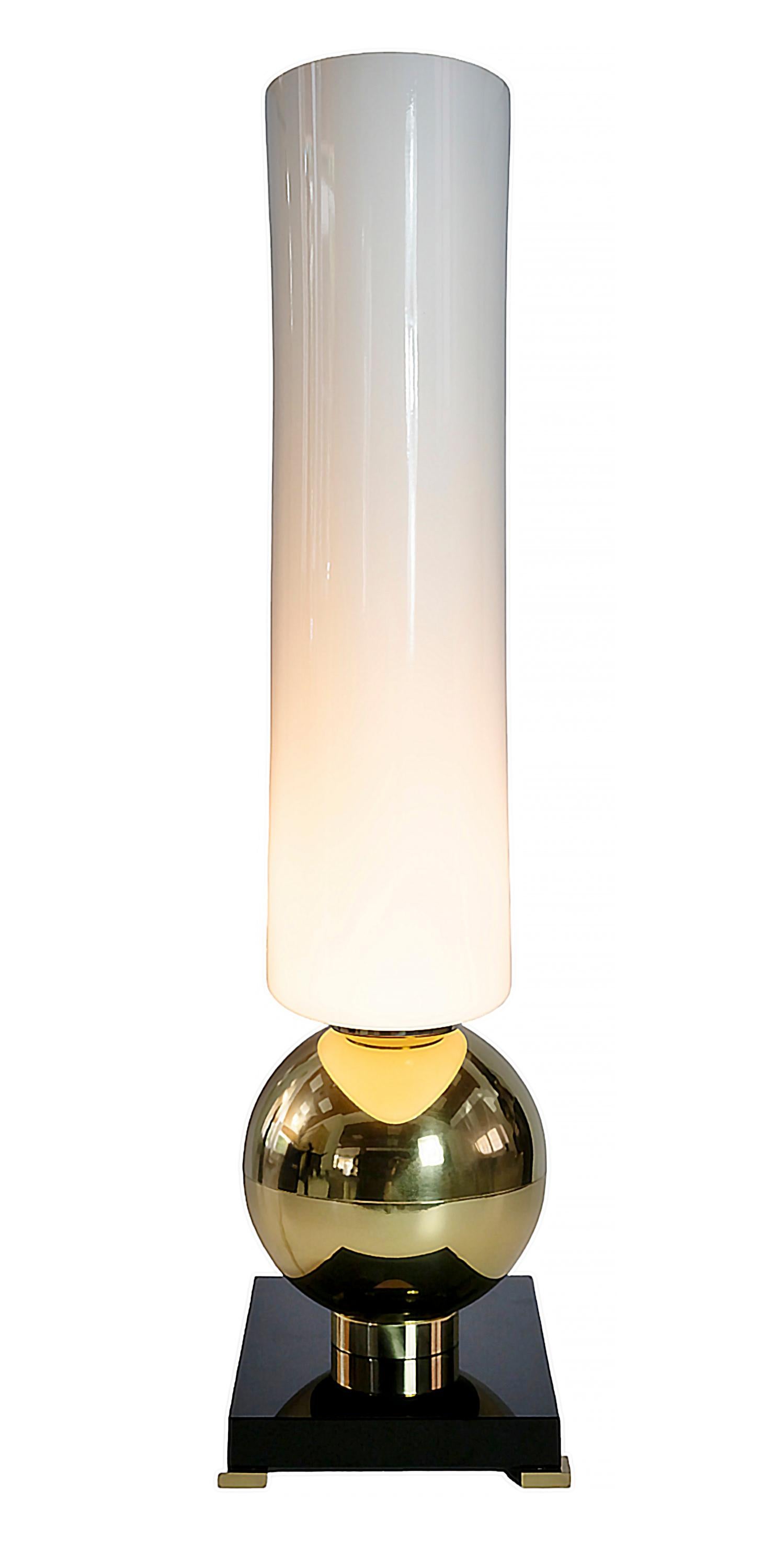 Ein Paar italienische Tischlampen aus Messing, Sockel und Lampenschirme aus Murano-Glas im Angebot 1