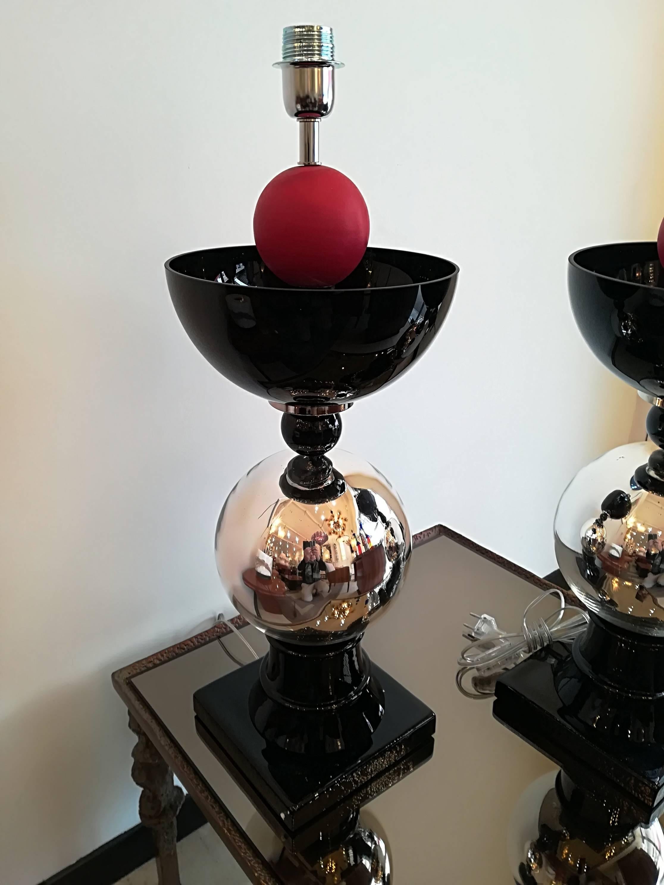 Pair of Italian table lamps in handblown Murano glass.
Dim base: 20 x 20 cm.

       