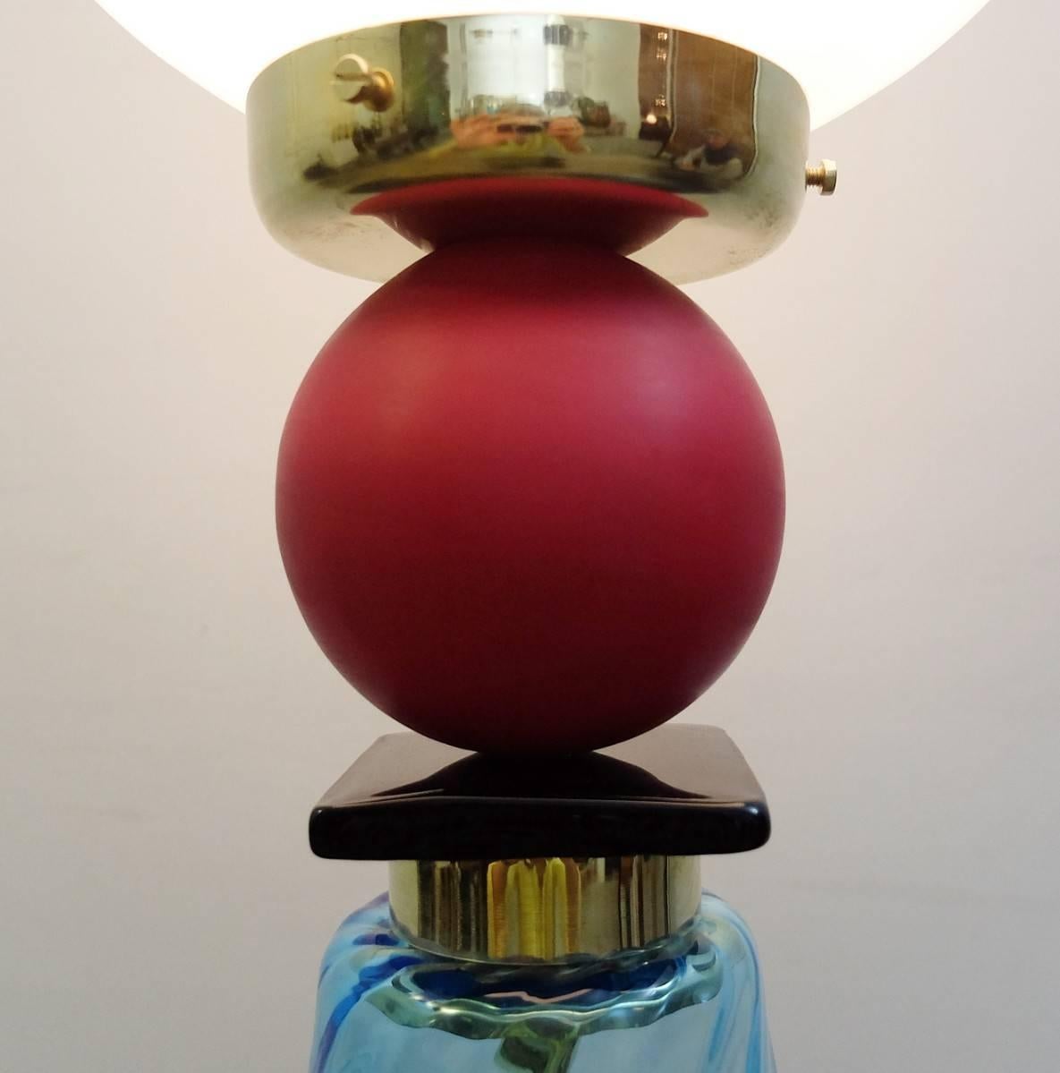 Contemporary Italian table lamp in Murano glass.
Mixture of brilliant and matte Murano glass.
Only one available. It is not a pair.
