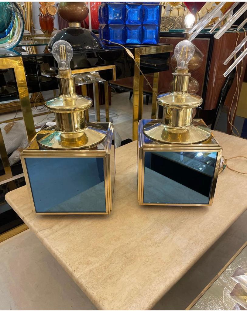 A unique of decorative pair of cube shaped Italian table lamps in brass with blue and bronze colour mirrors centres framed in brass, circa 1960 in the style of Roberto Giulio Rida, circa 1960.