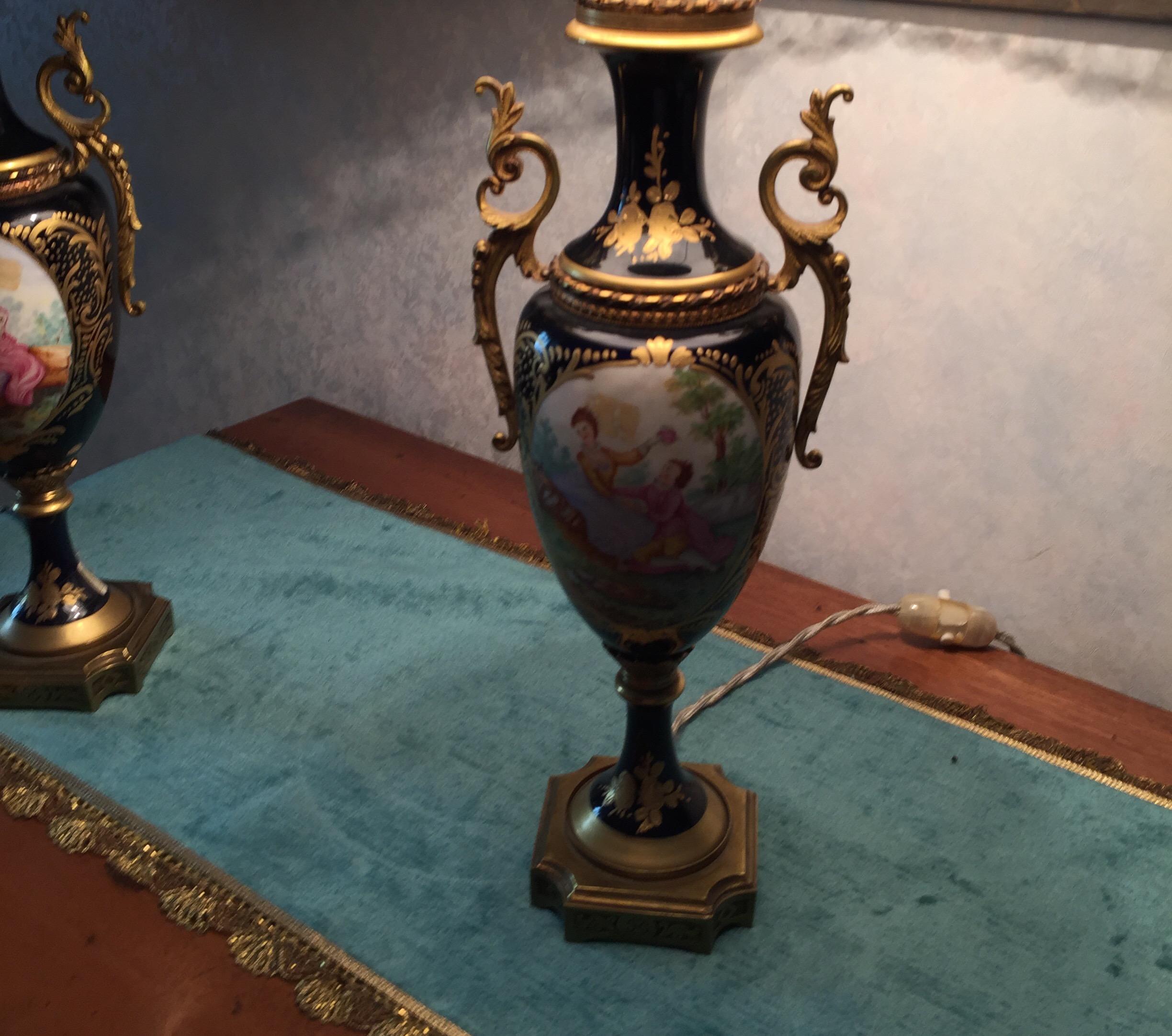 Paire de lampes de table italiennes style Sèvres Porcelaine bleue avec abat-jour en dentelle d'or en vente 5