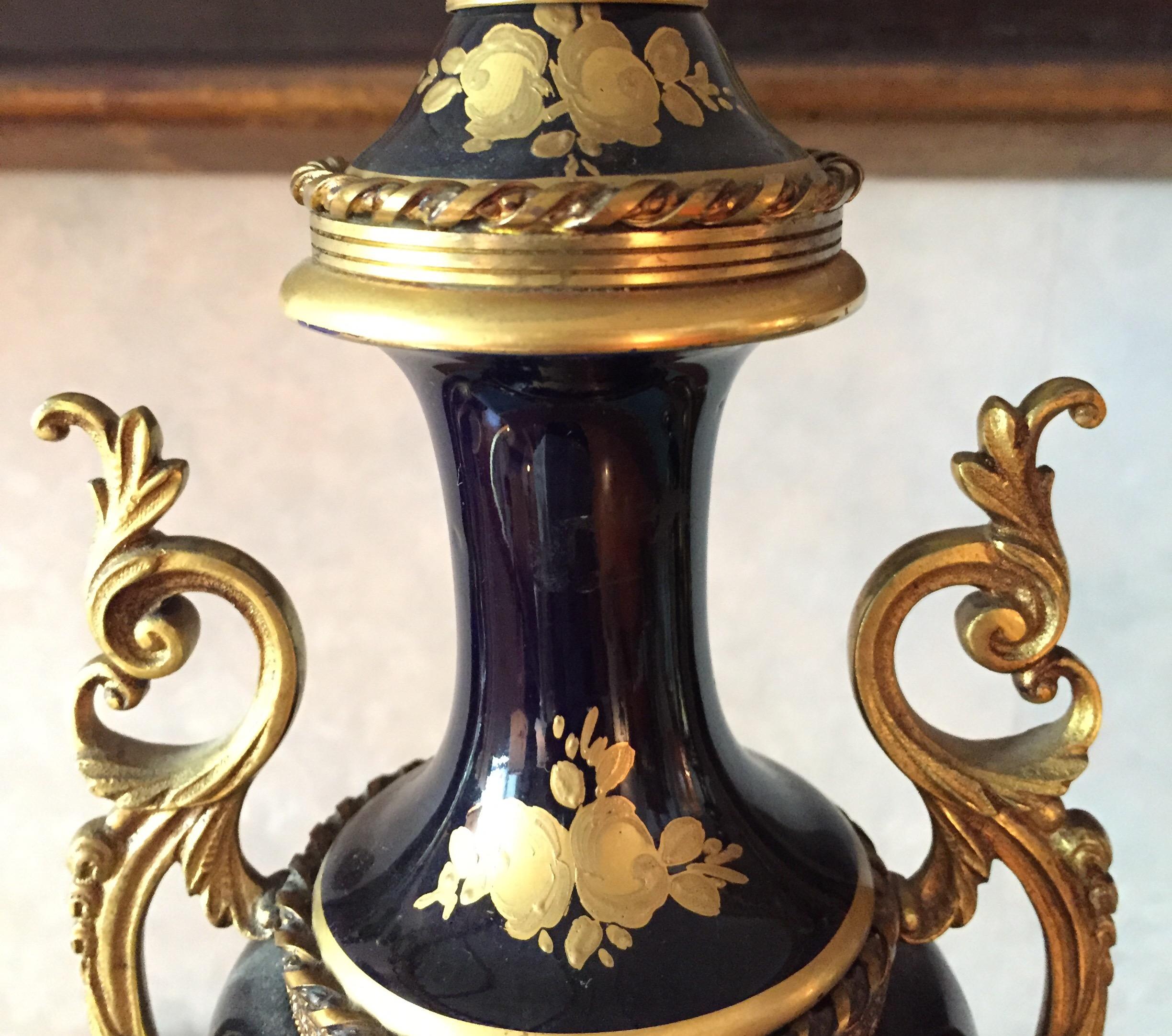Paire de lampes de table italiennes style Sèvres Porcelaine bleue avec abat-jour en dentelle d'or en vente 9