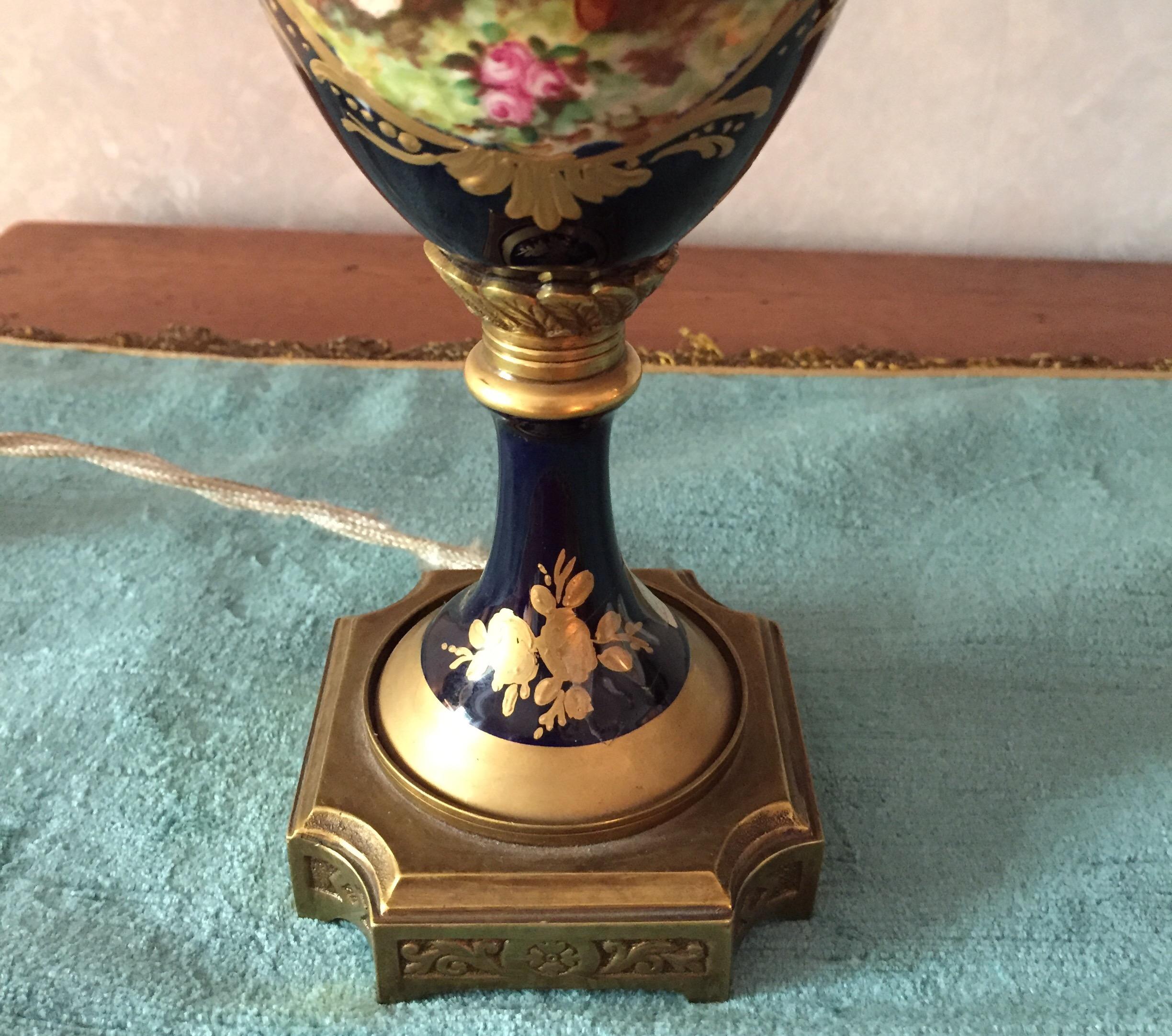 Paire de lampes de table italiennes style Sèvres Porcelaine bleue avec abat-jour en dentelle d'or en vente 10