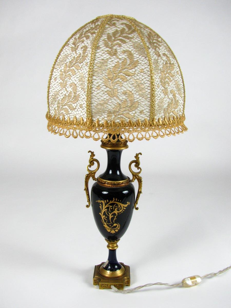 Romantique Paire de lampes de table italiennes style Sèvres Porcelaine bleue avec abat-jour en dentelle d'or en vente