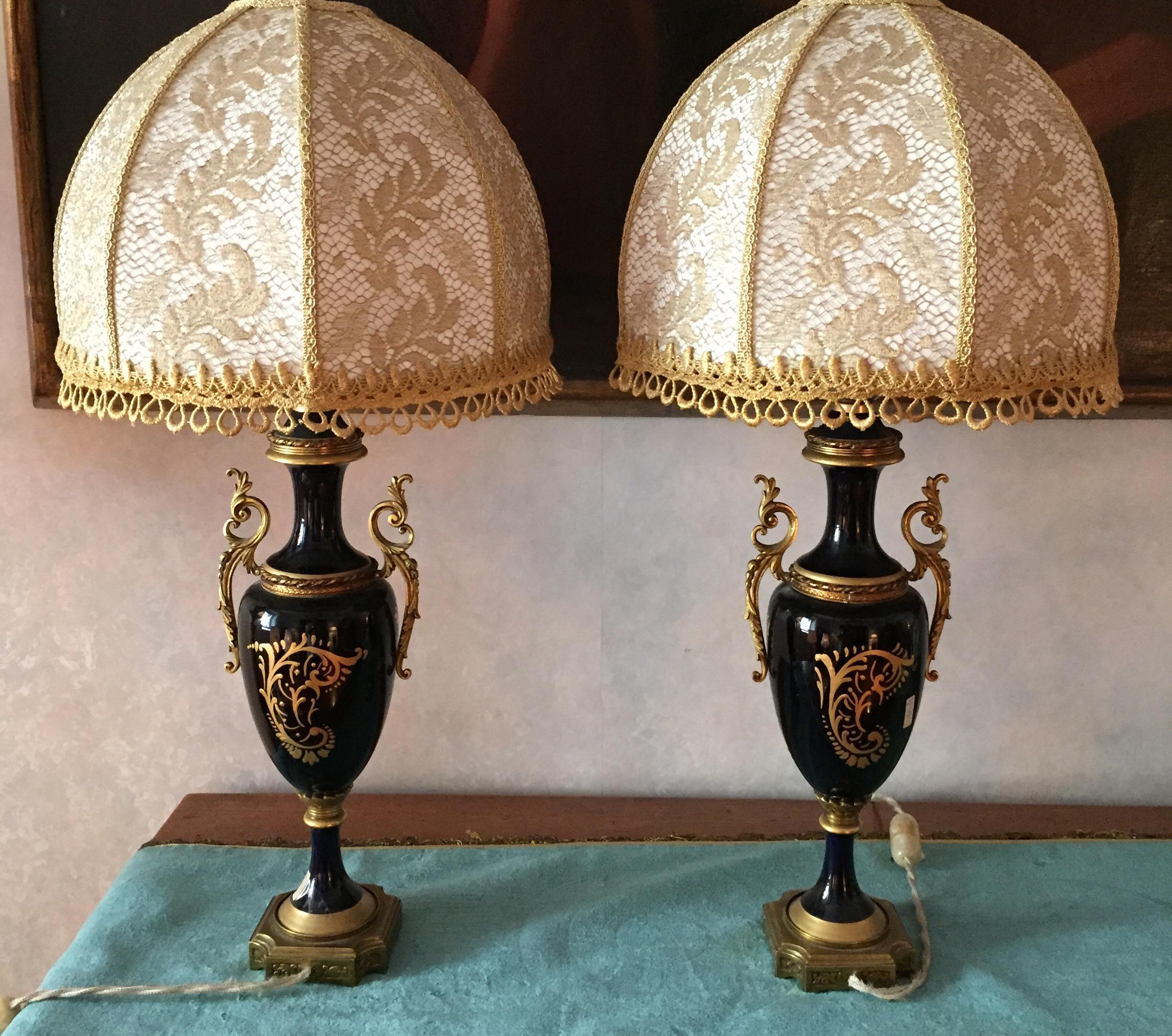 Peint à la main Paire de lampes de table italiennes style Sèvres Porcelaine bleue avec abat-jour en dentelle d'or en vente