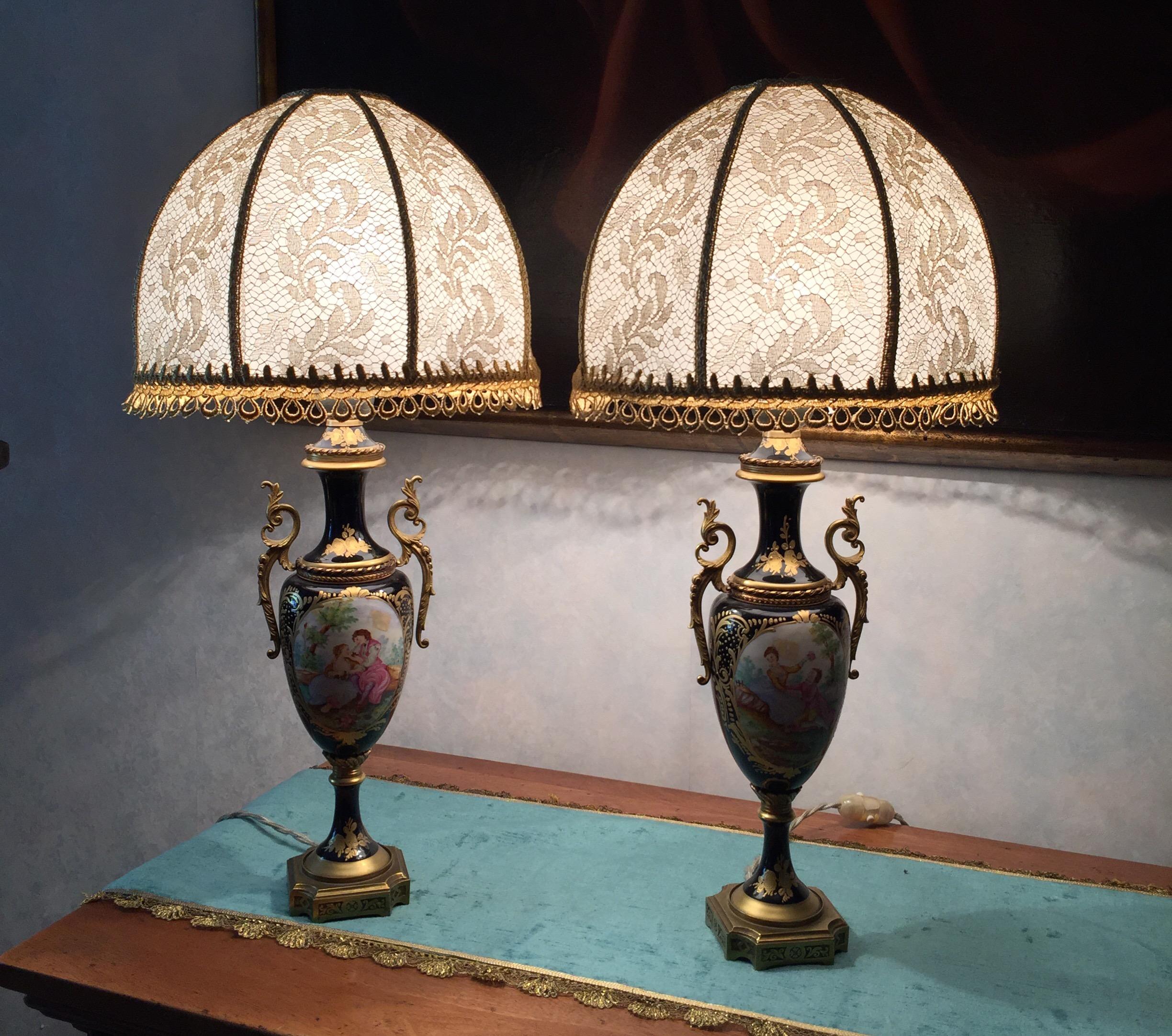 20ième siècle Paire de lampes de table italiennes style Sèvres Porcelaine bleue avec abat-jour en dentelle d'or en vente