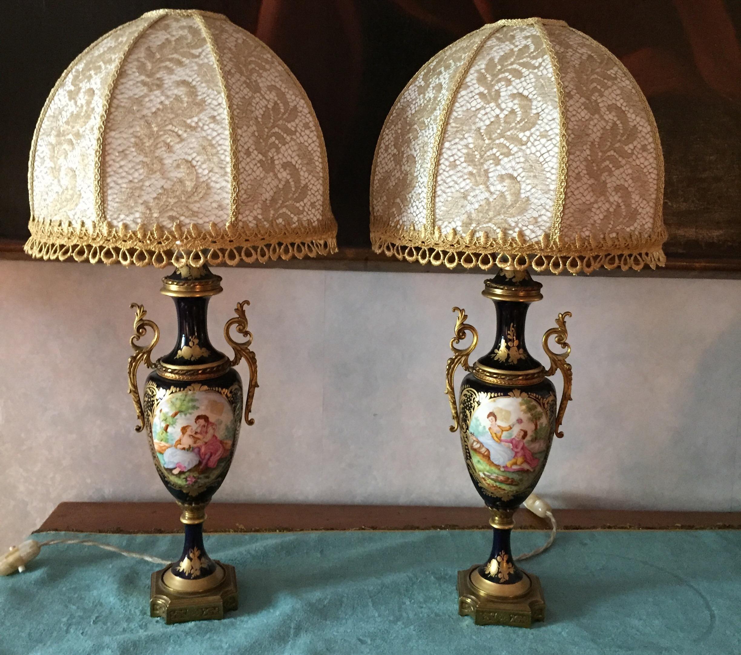 Paire de lampes de table italiennes style Sèvres Porcelaine bleue avec abat-jour en dentelle d'or en vente 1