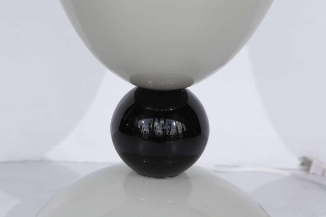Paire de lampes de table italiennes avec abat-jour en verre de Murano gris givré et brillant et détails de globe noir sur base en verre gris / Conçu par Alberto Dona vers les années 1980 / Signé 