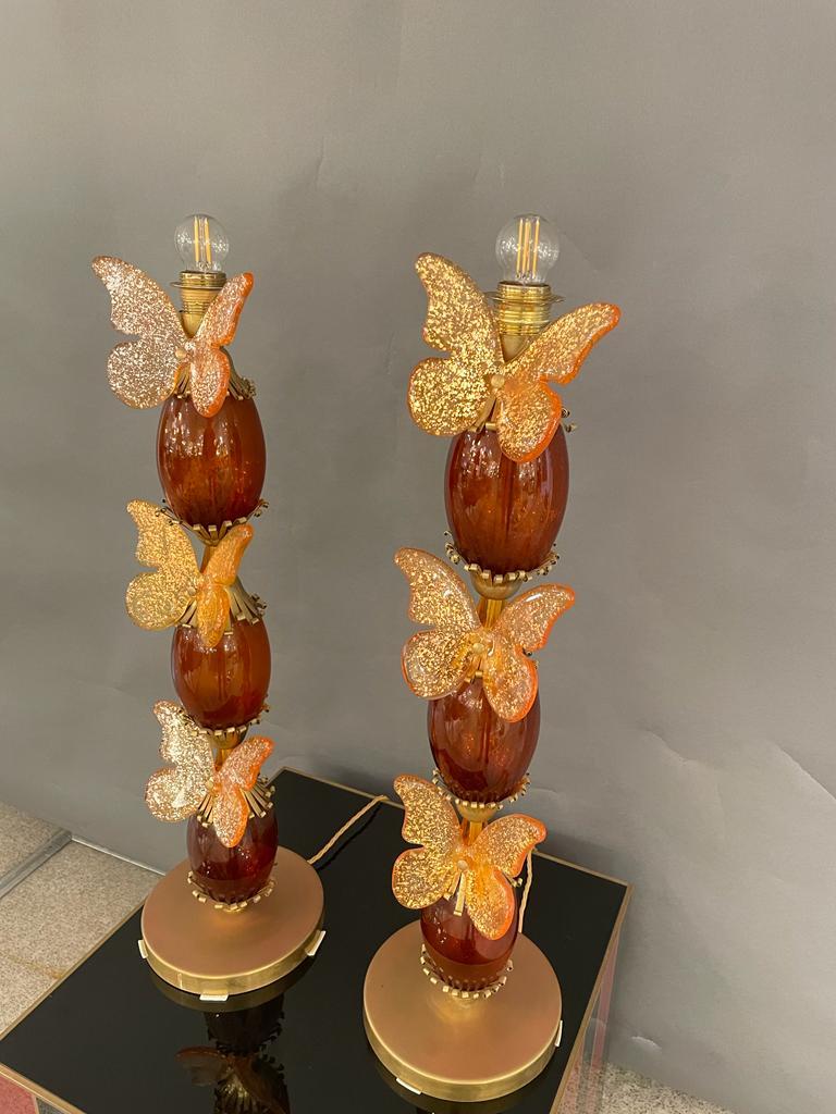 Mid-Century Modern Pair of Italian Table Lamps with Butterflies in Murano Glass, circa 1970 For Sale