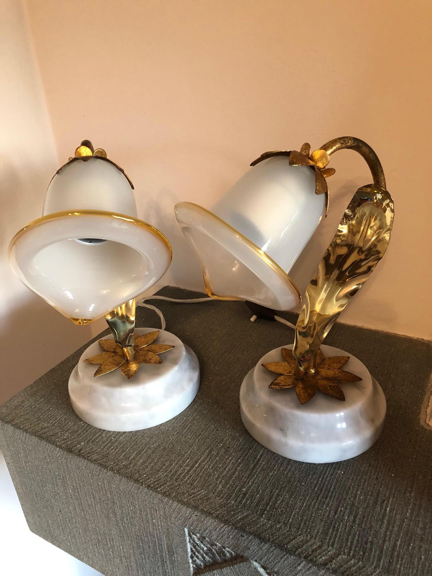 Pair of Italian table lamps with Carrara marble base.
The wiring of the wires and the plug are those of the time.
At the moment they work with 220V and lamps with E27 socket types, I recommend using a 110/220V adapter.
They have no obvious