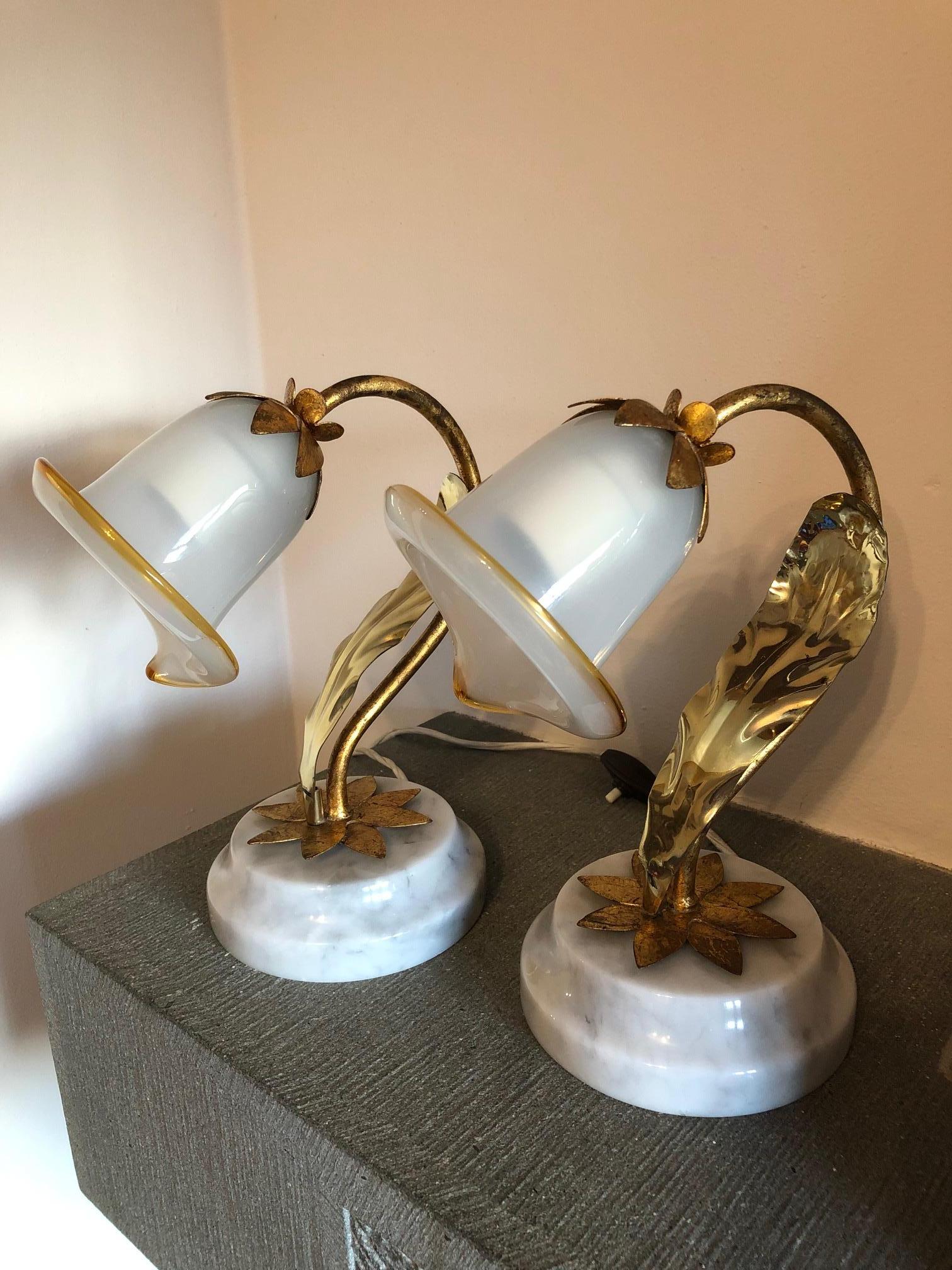 Paar italienische Tischlampen mit Sockel aus Carrara-Marmor (Moderne der Mitte des Jahrhunderts) im Angebot