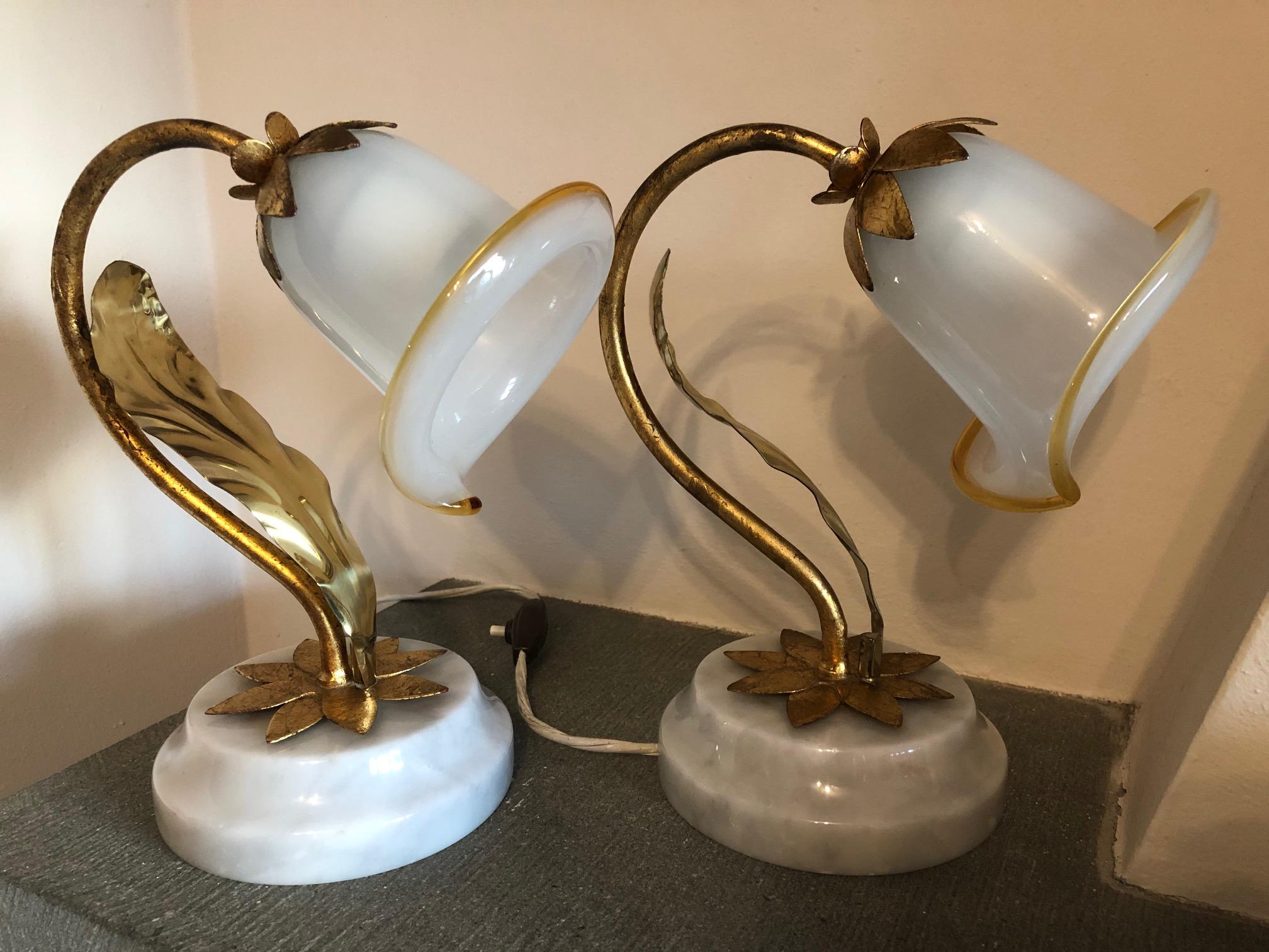 20ième siècle Paire de lampes de bureau italiennes avec base en marbre de Carrare en vente