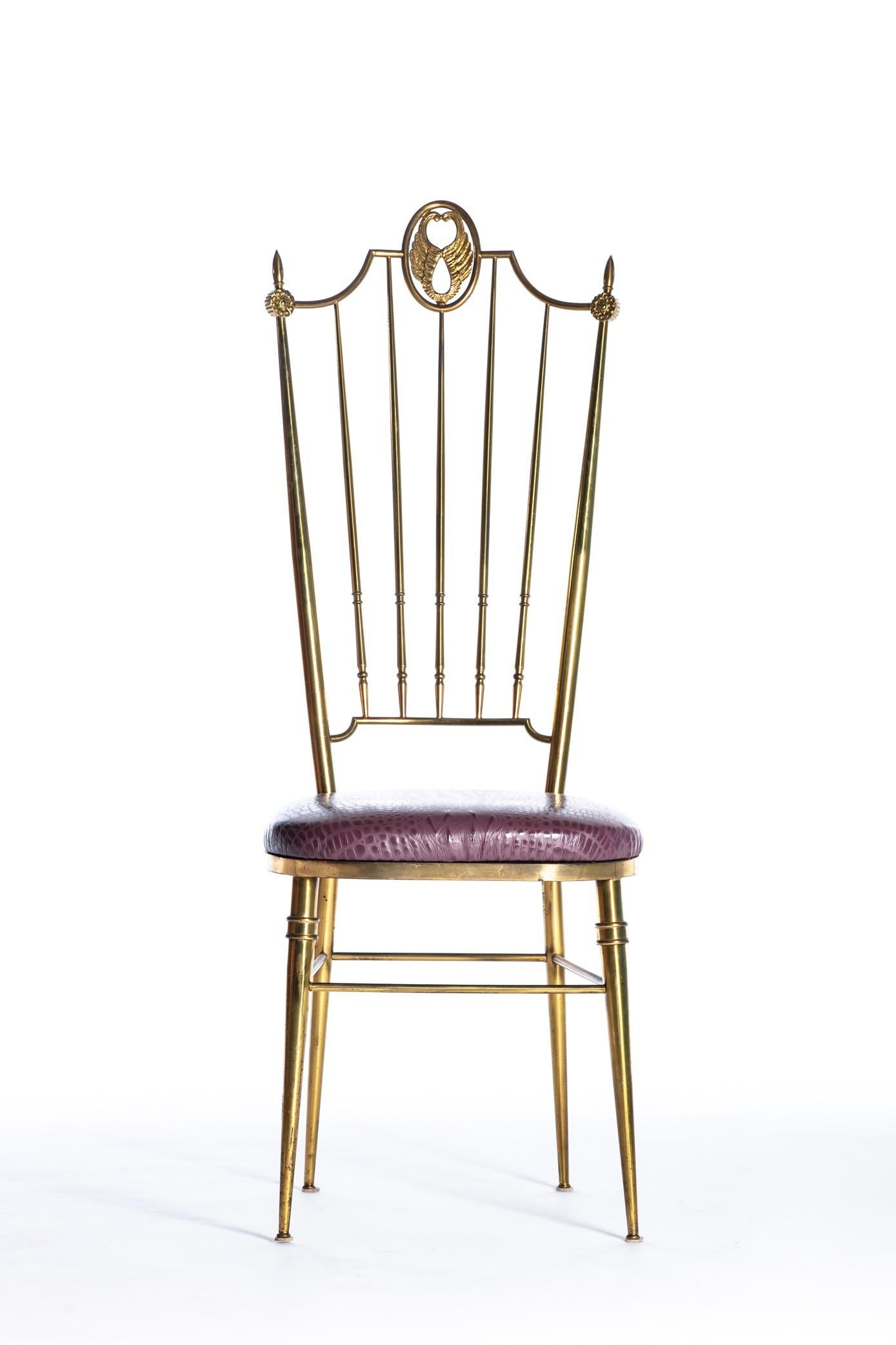 Paire de chaises Chiavari italiennes à haut dossier en laiton, avec sièges en cuir gaufré au crocodile aubergine, vers 1960. Vous voulez voir d'autres belles choses ? Faites défiler la liste ci-dessous et cliquez sur 