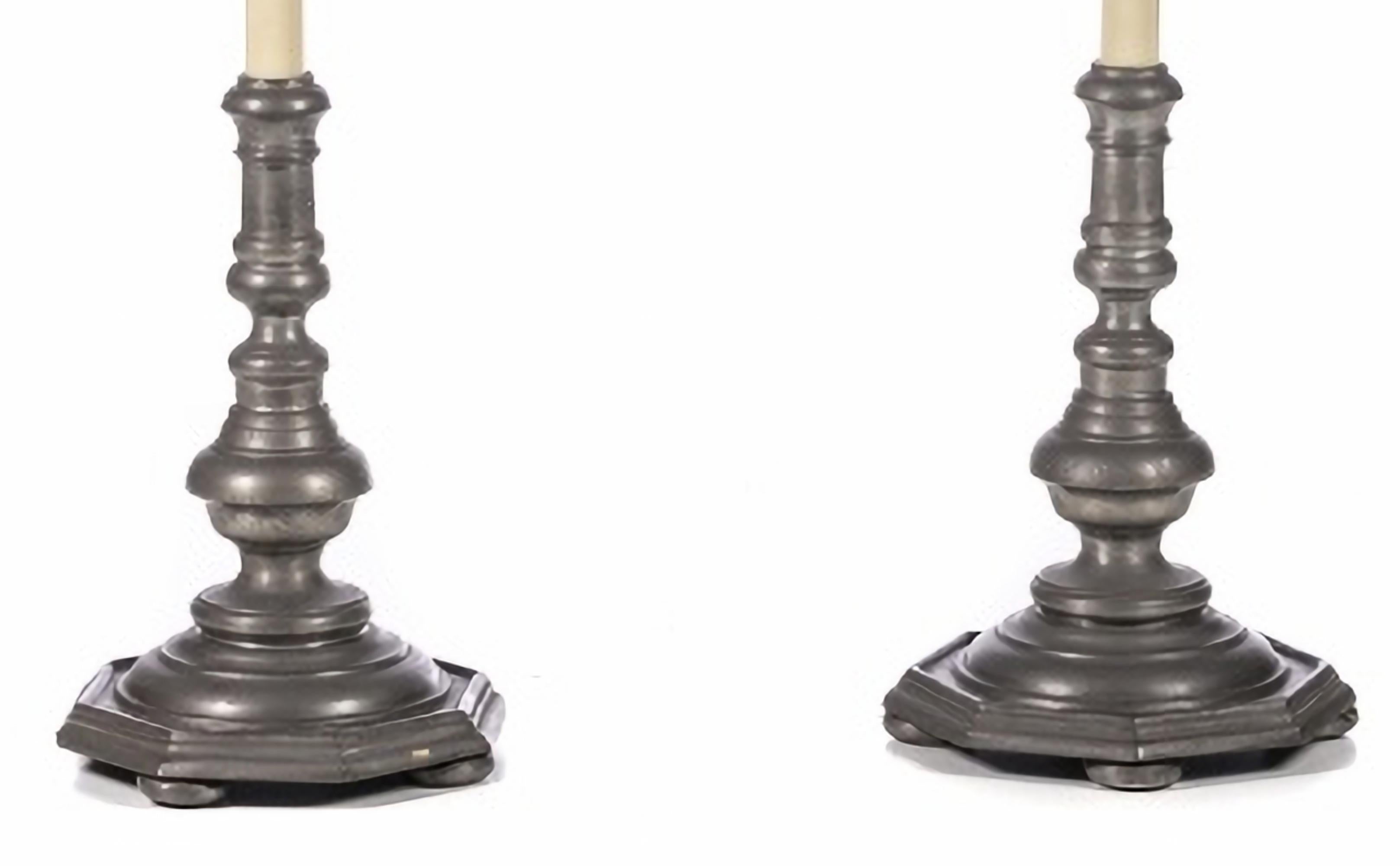 Paire de grands lampadaires italiens du 20ème siècle

en acier brossé.
Avec abat-jour.
Dim. Hauteur : (totale) 161 cm.
bonnes conditions