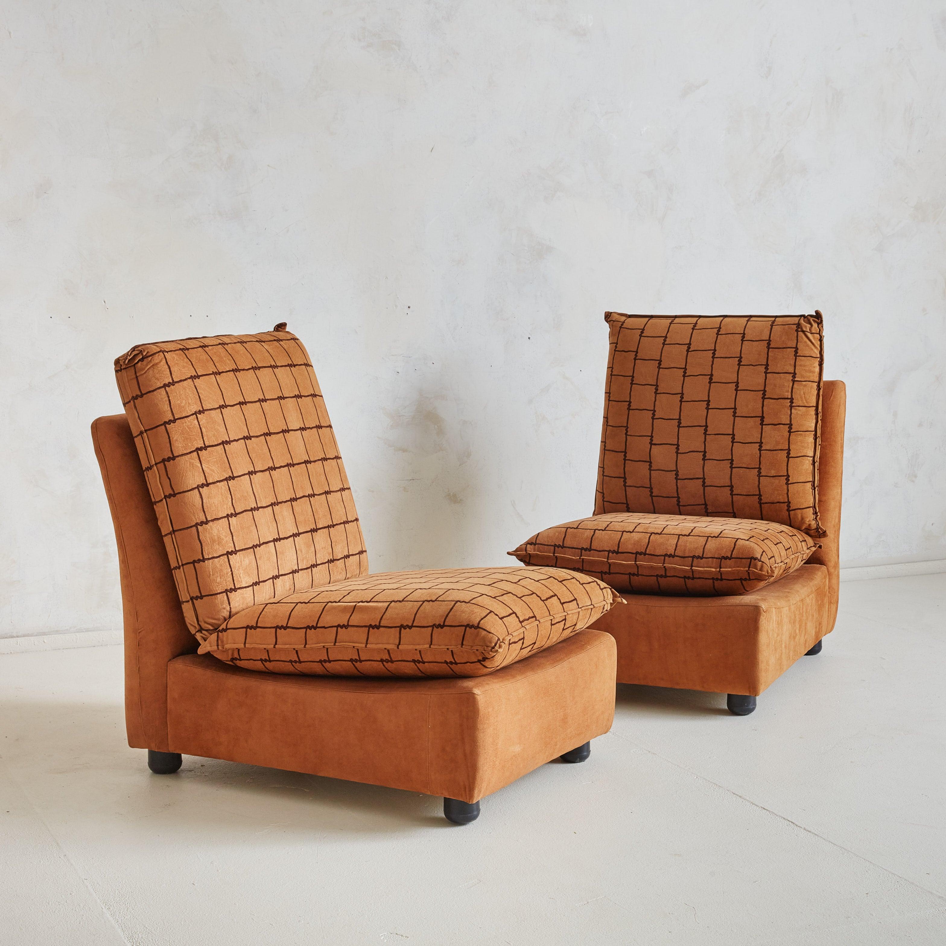 Paire de chaises longues italiennes de style moderne du milieu du siècle dernier, datant des années 1970. Enveloppé dans un tissu tan chaud, le motif en grille ajoute un rythme visuel audacieux, tandis que les coussins moelleux et profonds vous