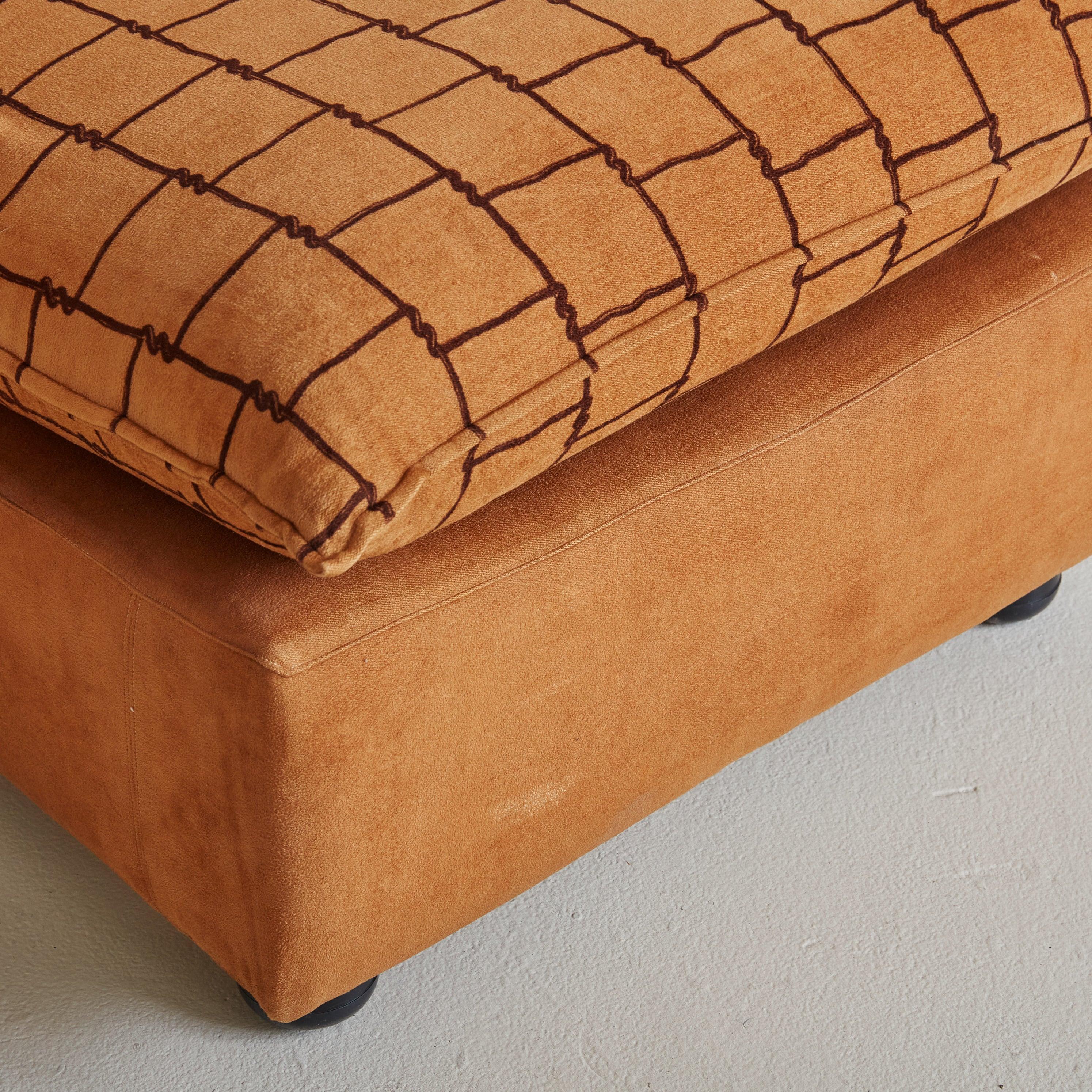Paire de chaises longues italiennes brun clair à motif de grille, années 1970 Bon état - En vente à Chicago, IL