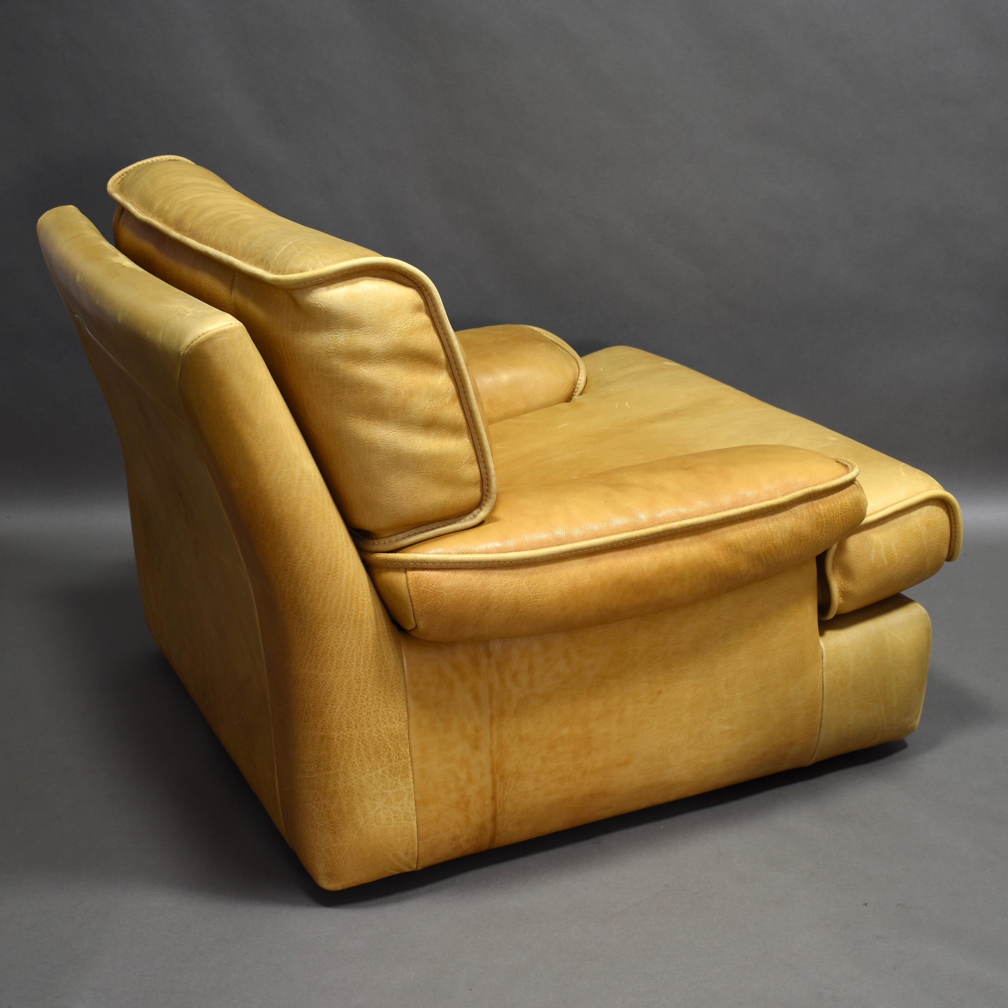 Pair of Italian Tan Leather Club Lounge Armchairs, circa 1970 5