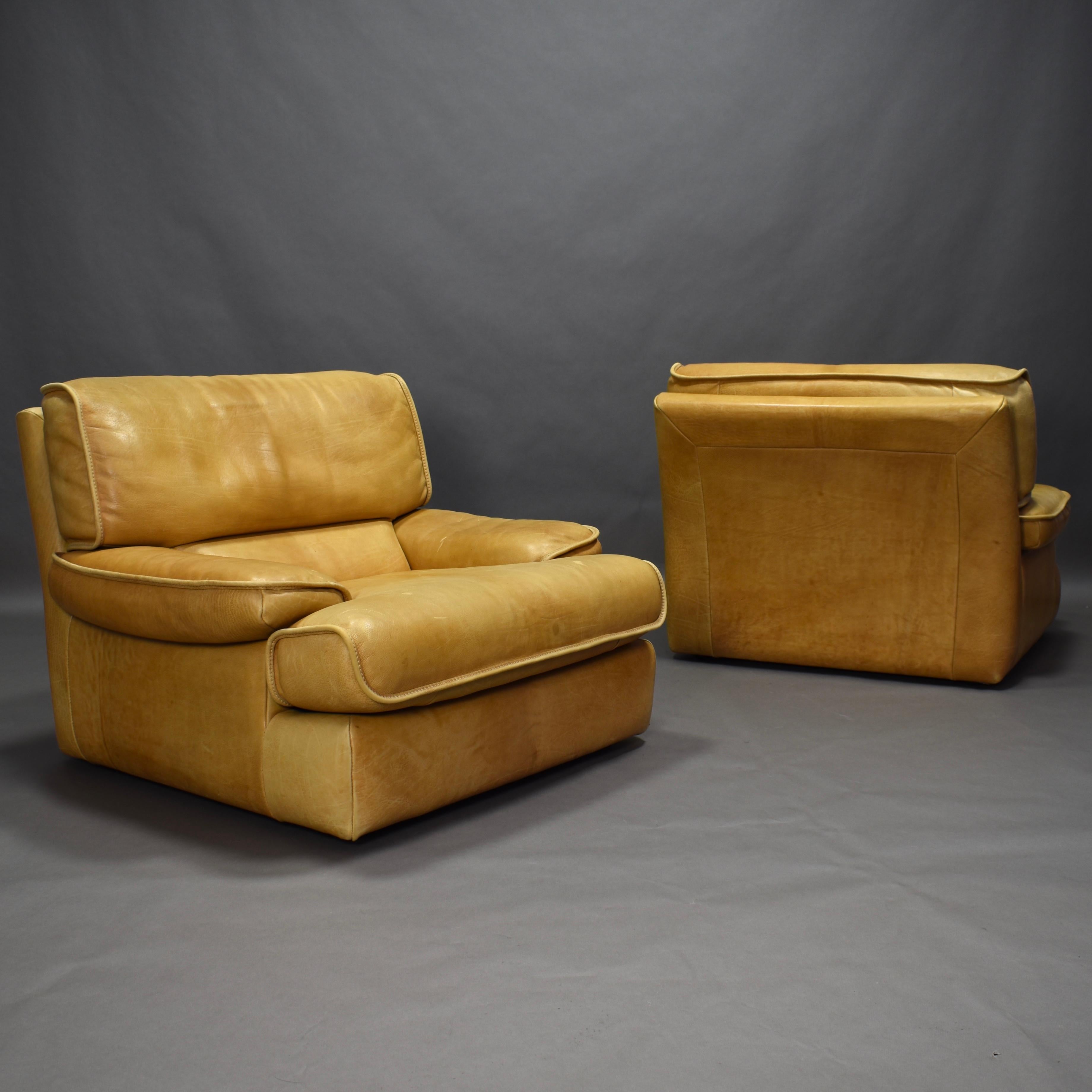 Mid-Century Modern Pair of Italian Tan Leather Club Lounge Armchairs, circa 1970