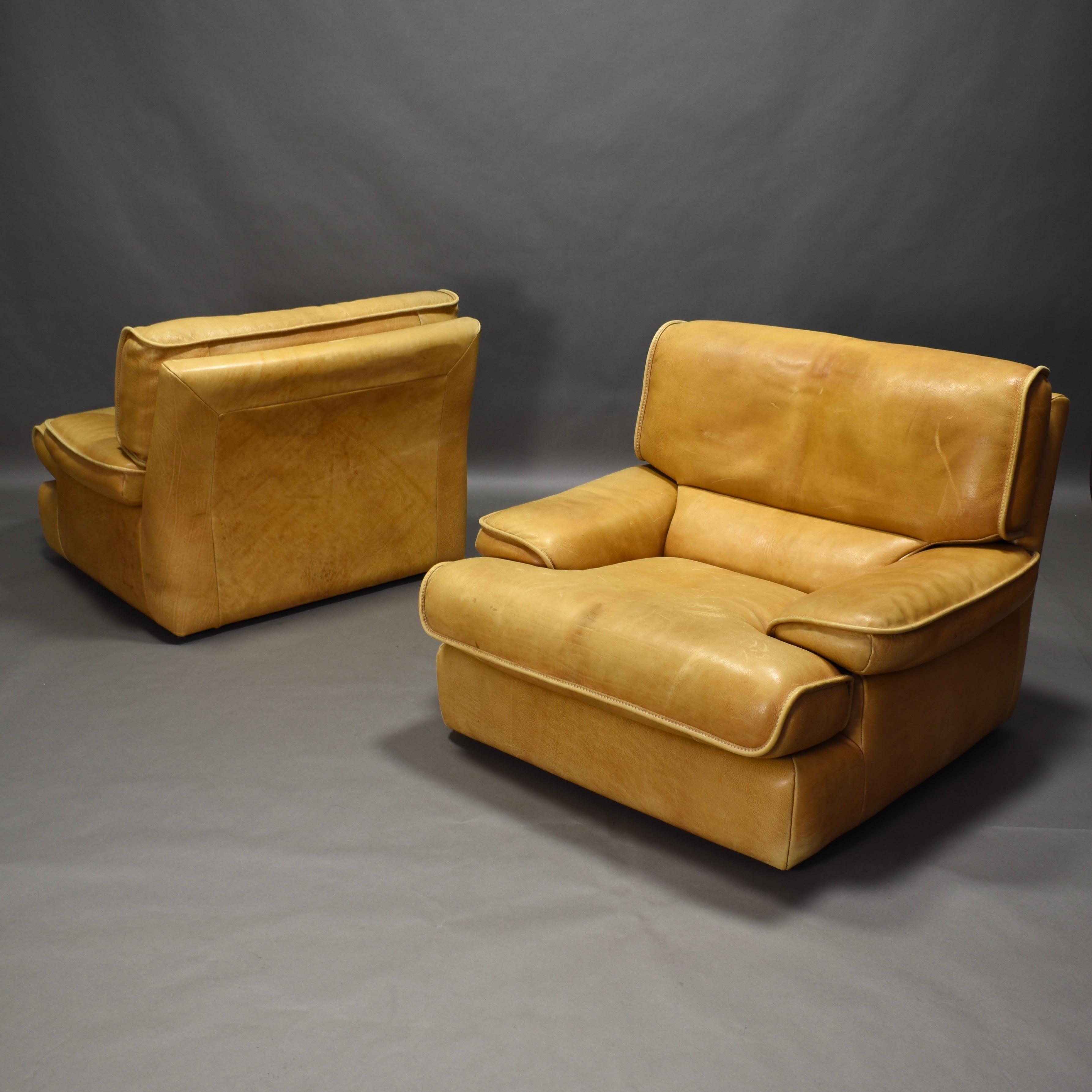 Pair of Italian Tan Leather Club Lounge Armchairs, circa 1970 In Good Condition In Pijnacker, Zuid-Holland