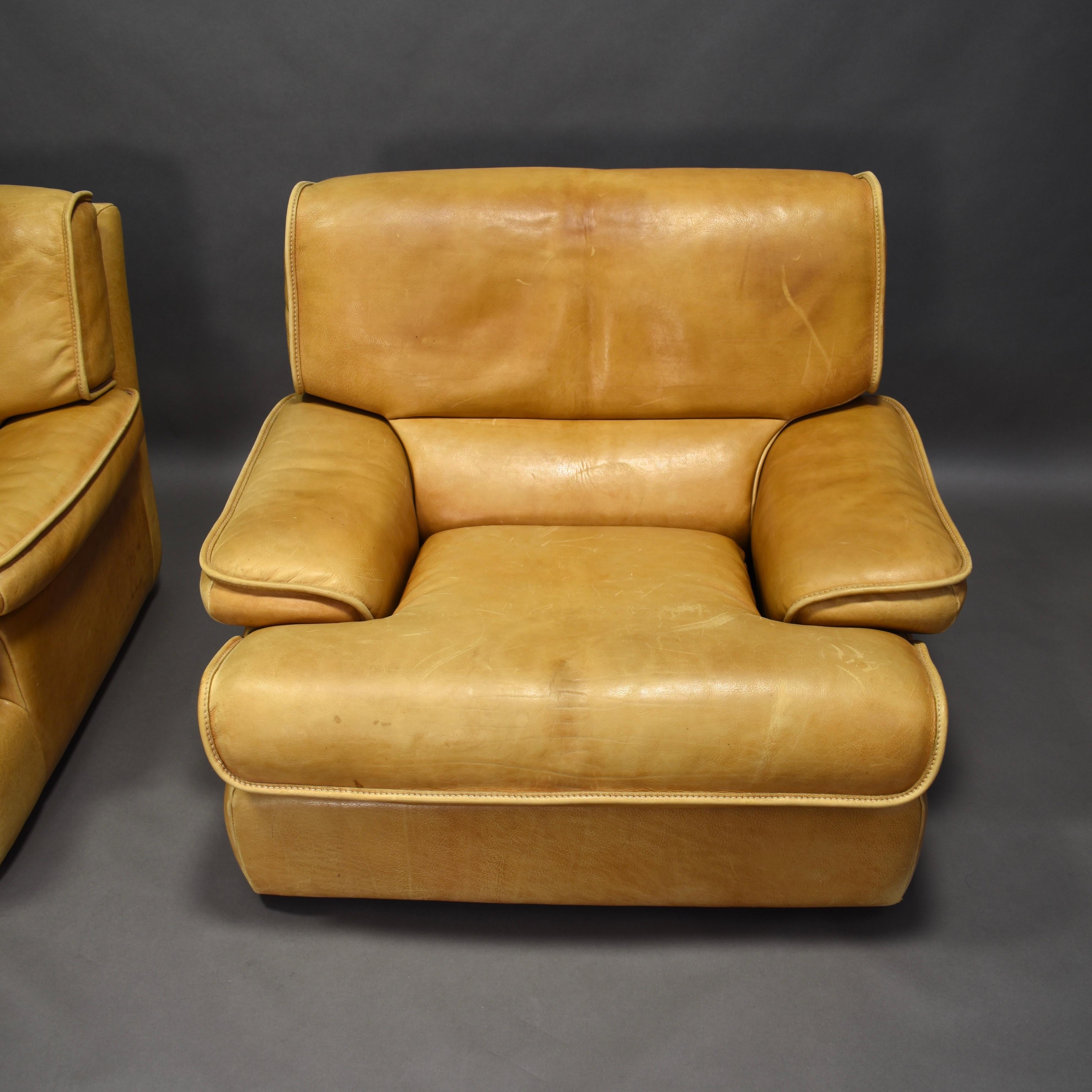 Pair of Italian Tan Leather Club Lounge Armchairs, circa 1970 1