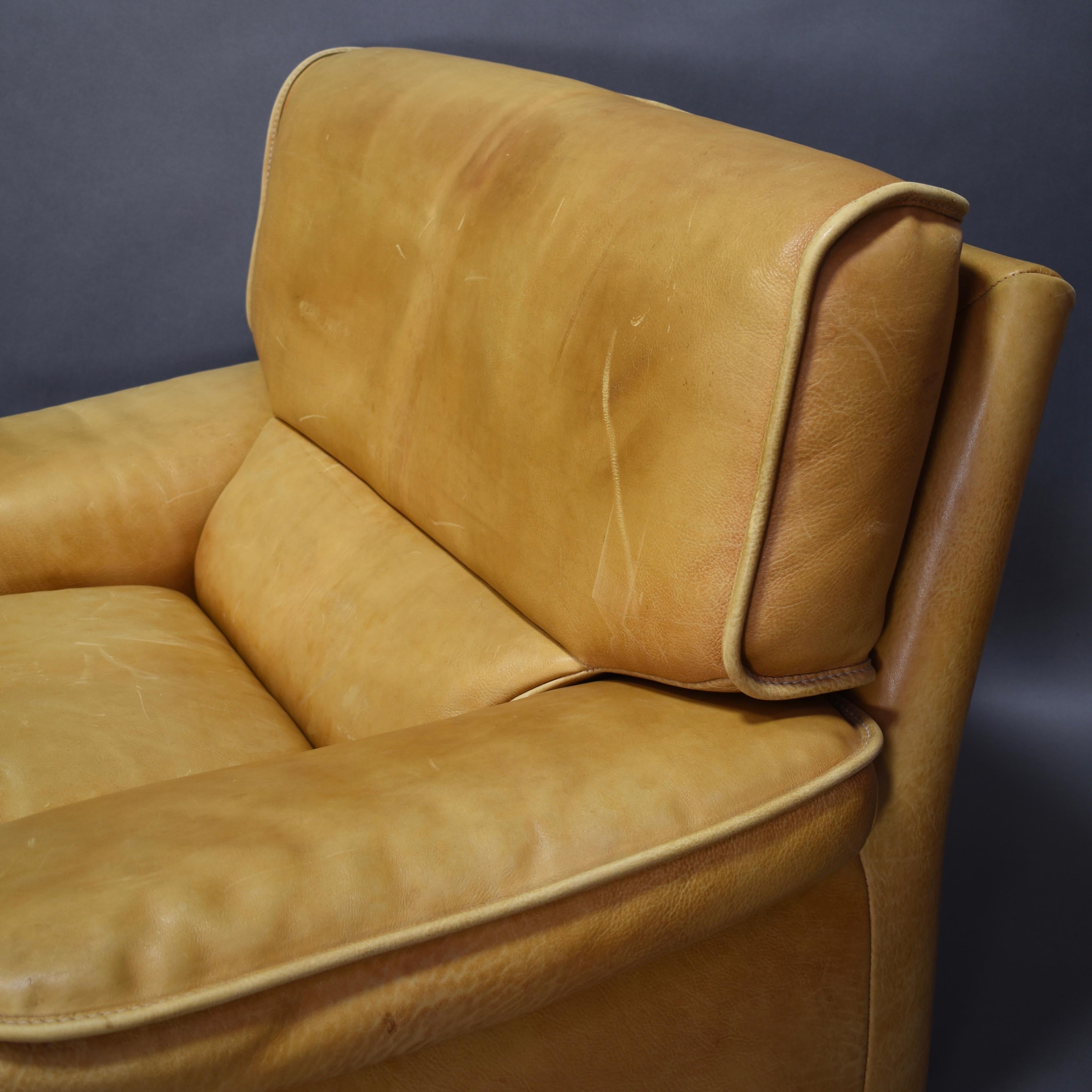 Pair of Italian Tan Leather Club Lounge Armchairs, circa 1970 4