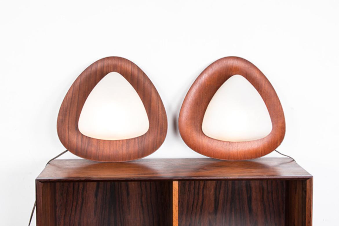 Hervorragende große italienische Wandleuchten im skandinavischen Stil. Sockel aus Teakholz, bedeckt mit einem großen weißen Opalglas, das ein sehr angenehmes, gedämpftes Licht verbreitet.

Designer: Goffredo Reggiani.
Hersteller: Regianni.
Herkunft: