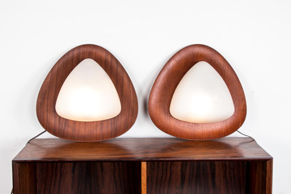 Paar italienische Wandleuchten aus Teakholz und Opalin von Goffredo Reggiani 1960. (Skandinavische Moderne) im Angebot