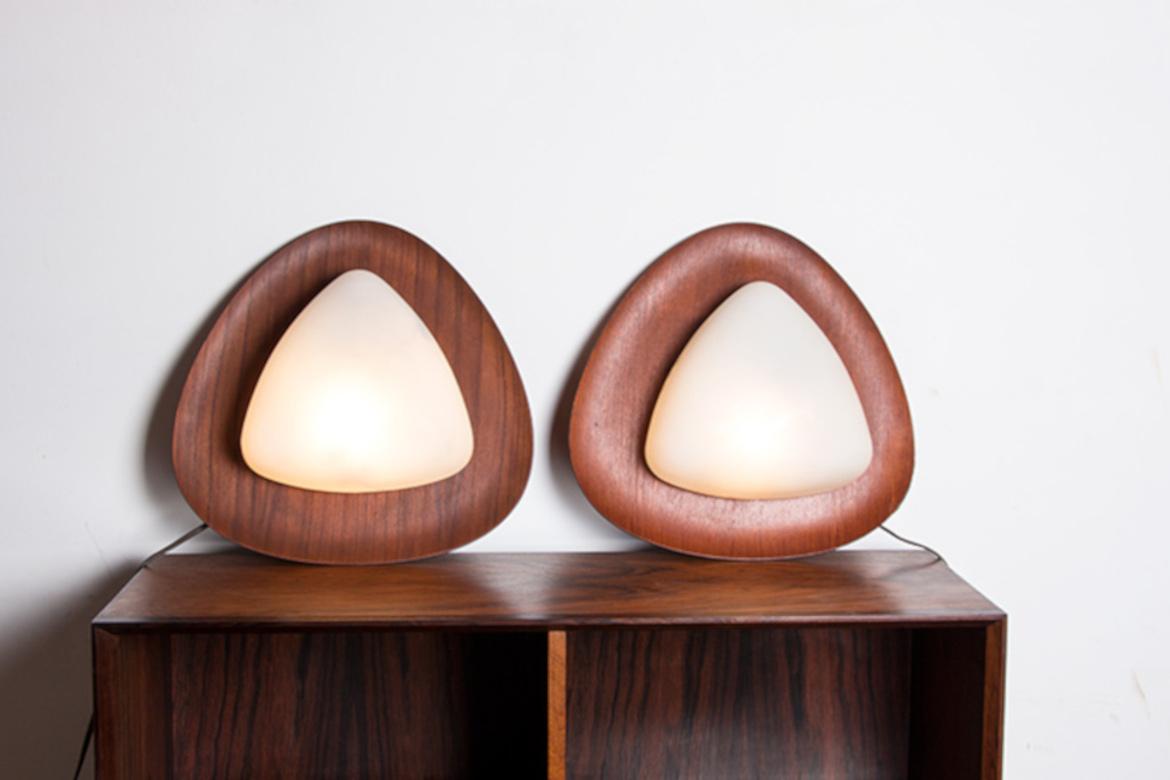 Paar italienische Wandleuchten aus Teakholz und Opalin von Goffredo Reggiani 1960. im Zustand „Hervorragend“ im Angebot in JOINVILLE-LE-PONT, FR