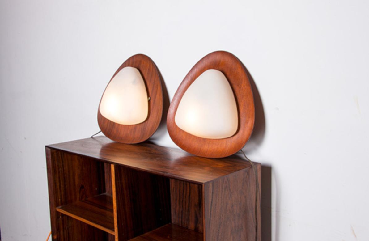 Paar italienische Wandleuchten aus Teakholz und Opalin von Goffredo Reggiani 1960. (Mitte des 20. Jahrhunderts) im Angebot