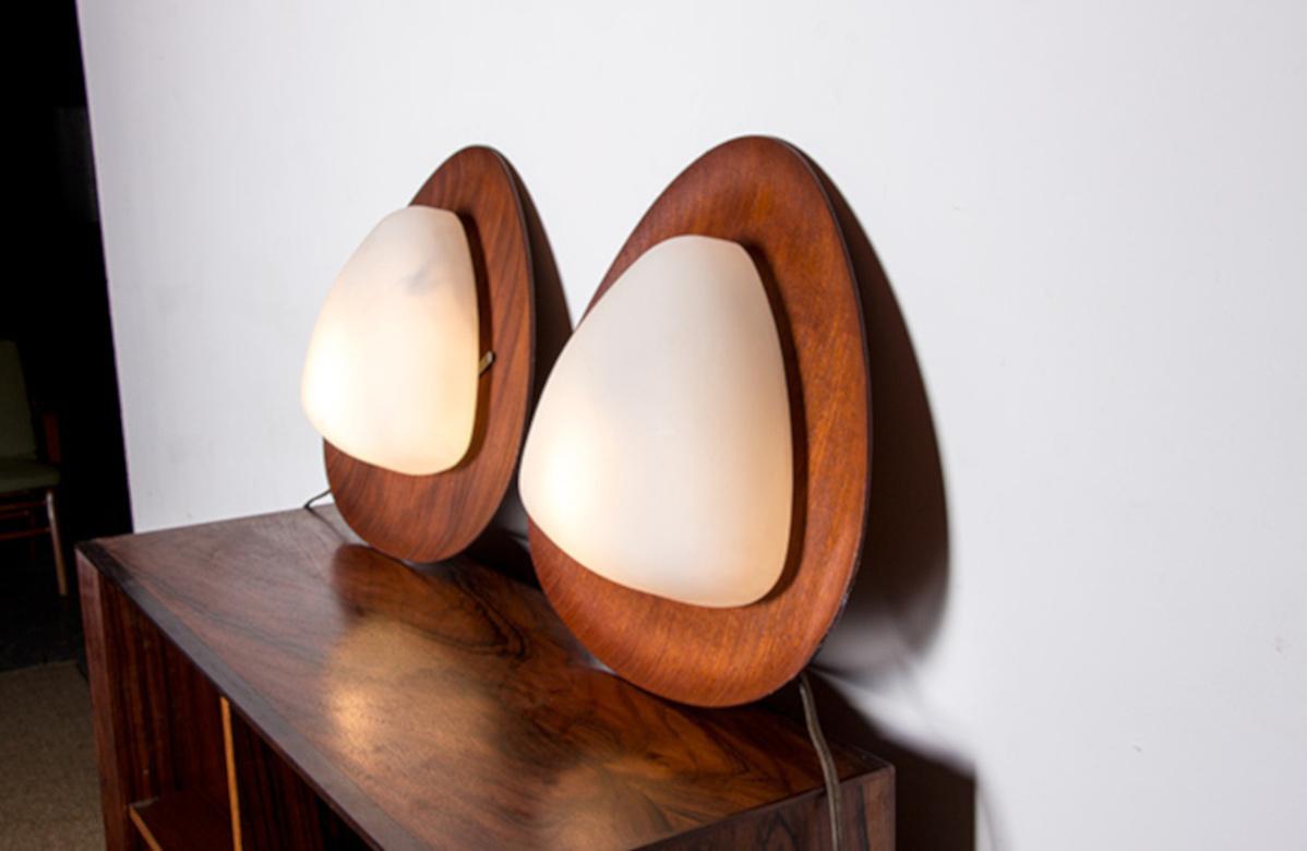 Paar italienische Wandleuchten aus Teakholz und Opalin von Goffredo Reggiani 1960. (Opalglas) im Angebot